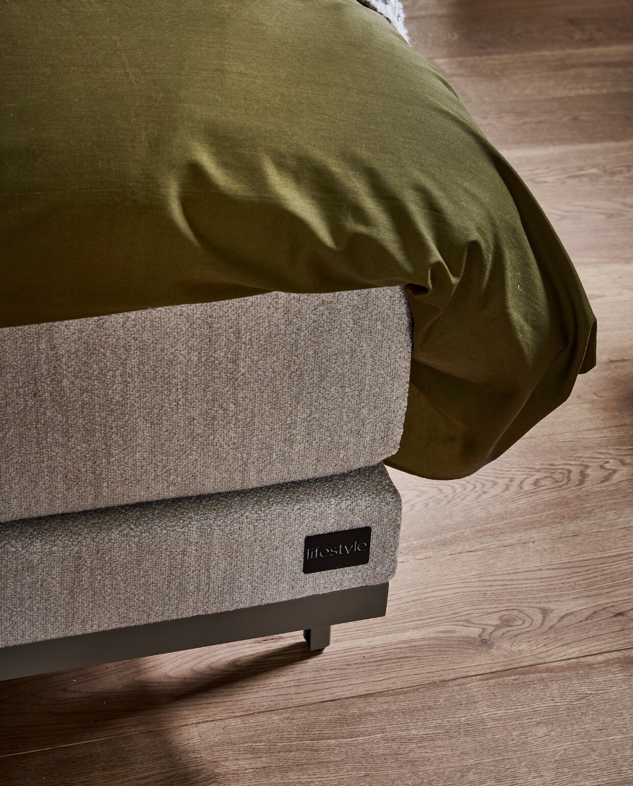 Boxspring Lifestyle by vtwonen Pepper in stof Arcade Natural vanaf € 1990,- (140×200 cm) met antraciet frame en poot Angle.