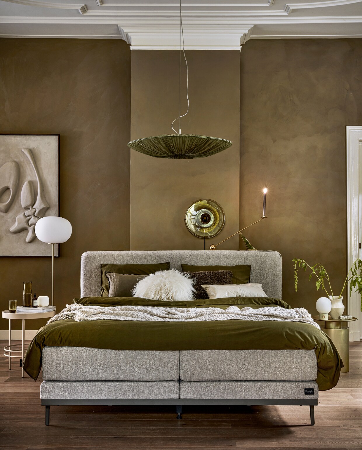 Boxspring Lifestyle by vtwonen Pepper in stof Arcade Natural vanaf € 1990,- (140×200 cm) met antraciet frame en poot Angle.