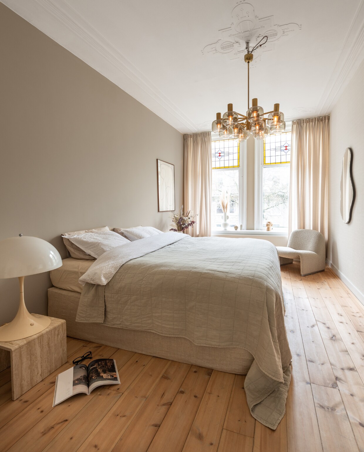 Bed Coco-mat, beddengoed Cotton Suite, plaid van H&amp;M home, spiegel van Ferm Living, nachtkast vintage, nachtlamp Panthella van Louis Poulsen. Overig onbekend.