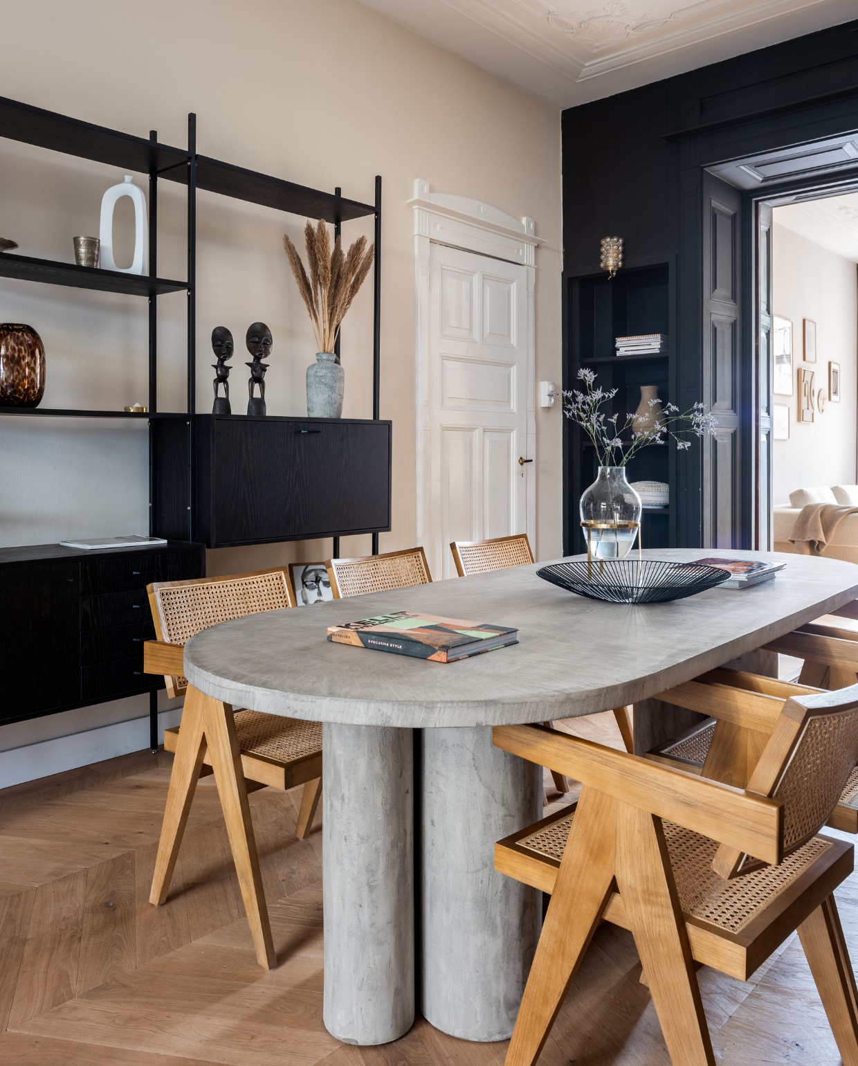 Eettafel op maat gemaakt, eetkamerstoelen Aime Té Studio, schaal op tafel van Serax, boek Kelly Wearstler, wandkast Furnified, wandsculptuur Huis vol Stijl. Overig onbekend.