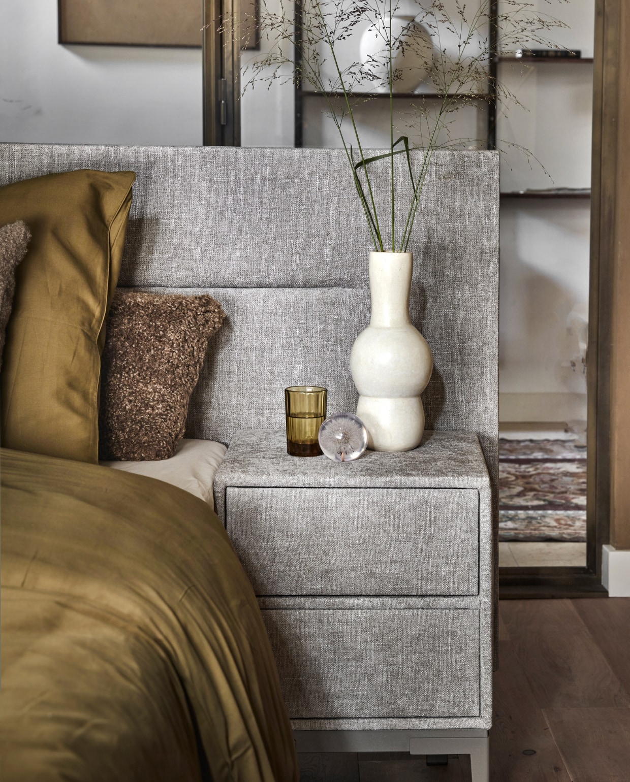 Boxspring Lifestyle by vtwonen Cinnamon Large in stof Mirage Taupe, vanaf € 2090,- (140×200 cm). Nachtkastje Cardemom met twee lades in stof Mirage Taupe met champagne frame en poot Track.