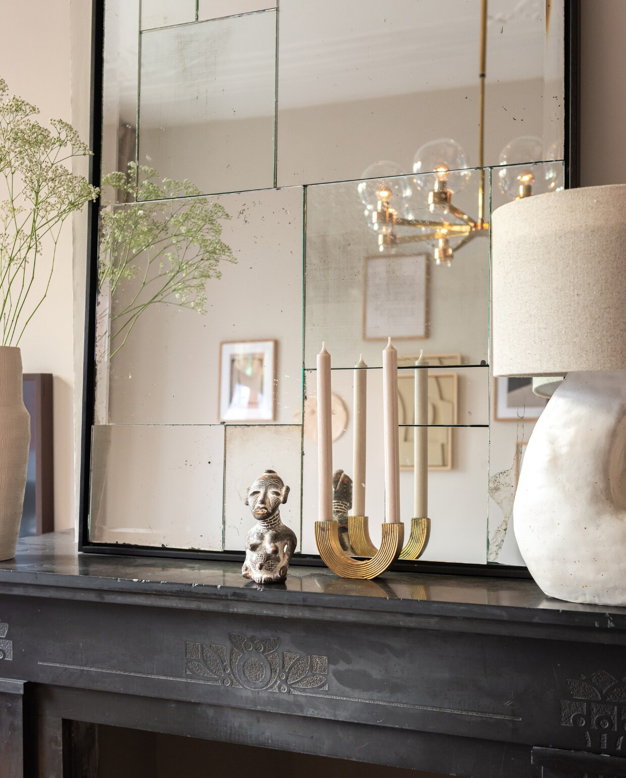 Kunst Desenio, kandelaar Ferm Living. Overige accessoires vintage en onbekend.