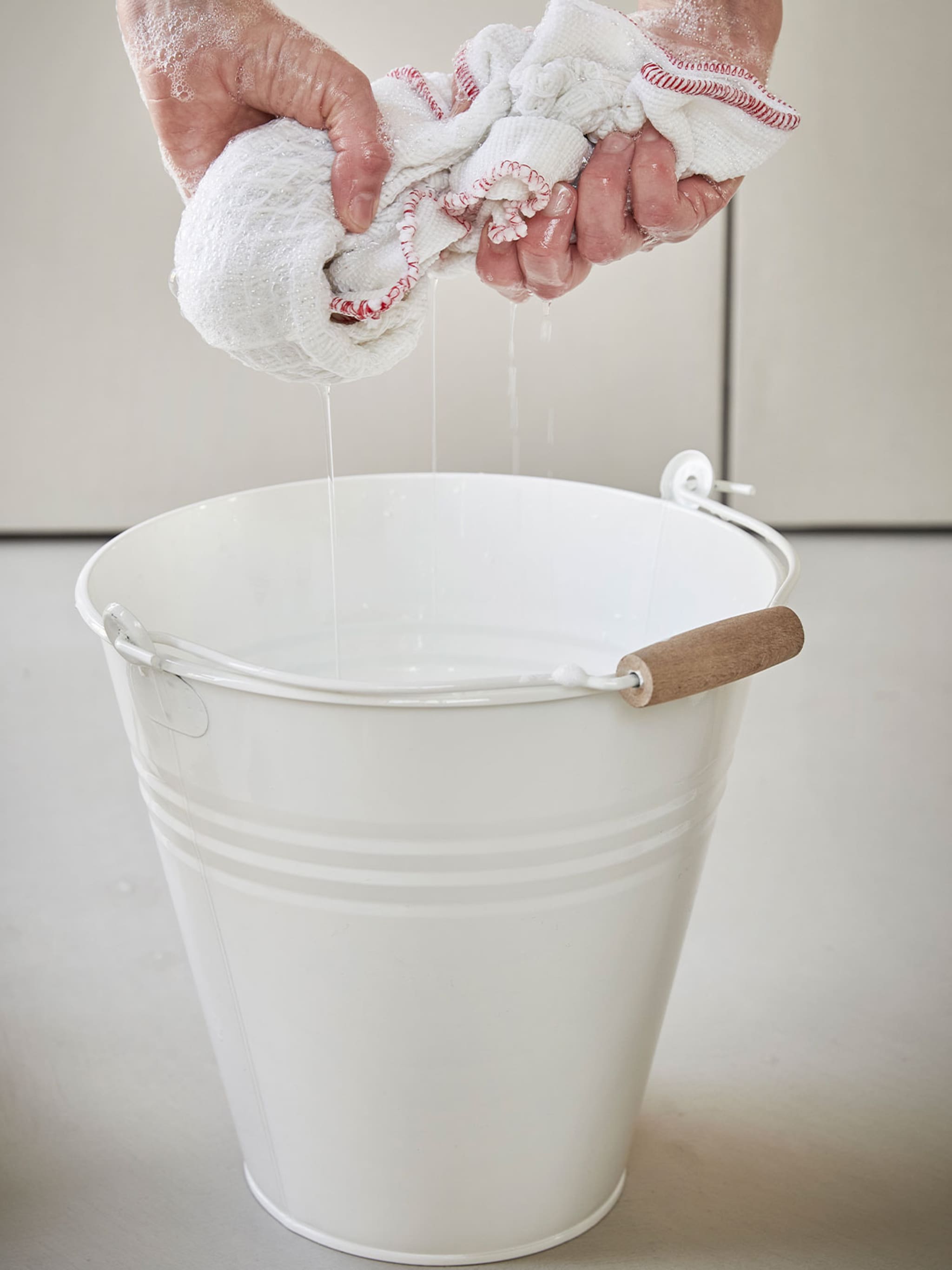 7 dingen die je beter niet met water kunt schoonmaken