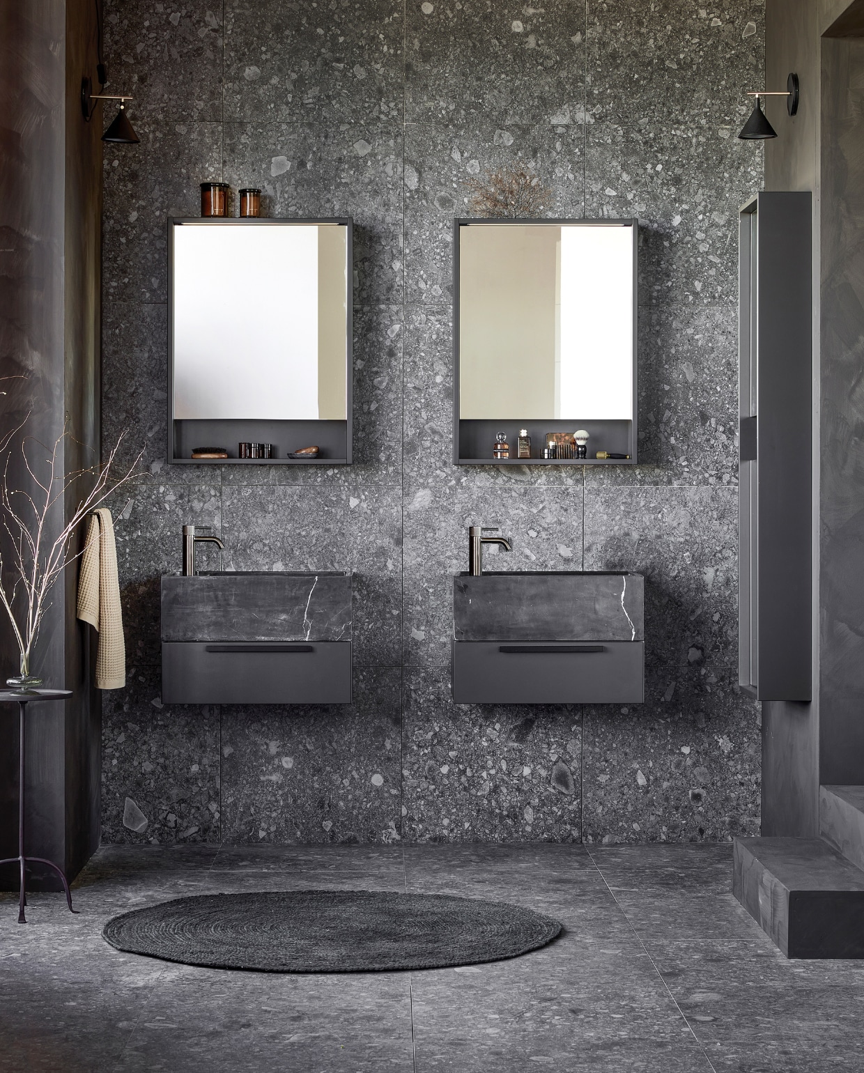 vtwonen collectie. Spiegelkasten Handy Beauty in zwart. Wastafel Wide in zwart marmer. ­Onderkast Tidy. Spiegelkolomkast Handy Beauty Long. Vloer- en ­wandtegels Composite Black Antracite, 60×60 cm.