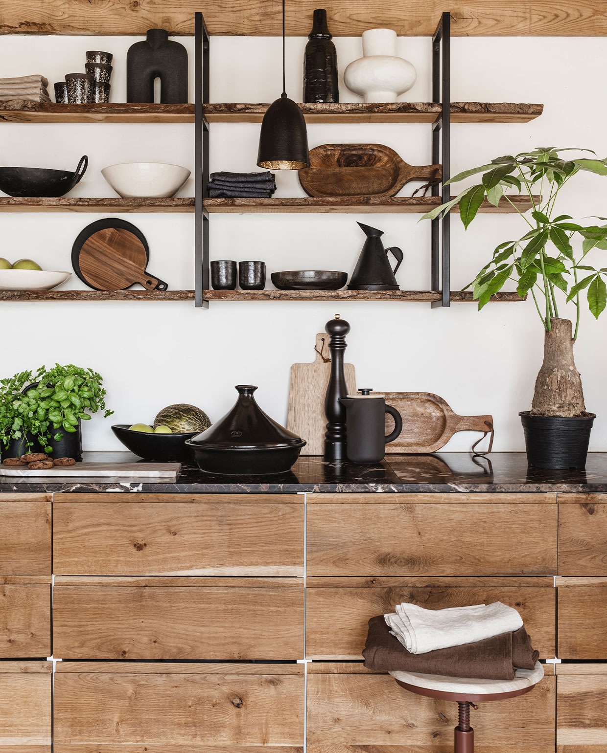 Van boven naar beneden en van links naar rechts: linnen theedoeken Flax, per stuk € 15,- (bymolle.nl). Mokjes Mud, per stuk € 6,75 (hkliving.nl). Zwarte vaas € 55,95, zwarte hoge vaas € 20,95, witte vaas € 68,95 (loftloft.nl). Oude metalen schaal € 39,95 (hetkabinet.nl). Witte schaal € 69,95 (loftloft.nl). Zwarte theedoeken, per stuk € 4,- (hema). Mangohouten plank € 29,95 (hetkabinet.nl). Witte schaal € 75,95 (loftloft.nl). Zwarte ronde serveerplank €19,95 (hetkabinet.nl). Bruine serveerplank van Bowls and Dishes € 14,55 (vtwonen.be). Zwarte schaal Chief Ceramics € 17,60 (hkliving.nl). Oude oliekan € 24,95, metalen potjes € 30,25 (hetkabinet.nl). Diverse kruidenplanten (jumbo.nl). Zwarte schaal € 78,95 (loftloft.nl). Donkerbruine tajine Emile Henry € 68,95, pepermolen Peugeot Paris chocolat € 56,95, cafetière Stelton Theo € 69,95 (vtwonen.be). Plant (intratuin.nl). Metalen kruk Denver van New Routz (vtwonen.nl). Bruine linnen doek 160×260 € 129,-, linnen servet Sea Shell, per stuk € 11,50 (bymolle.com). Overig privébezit.