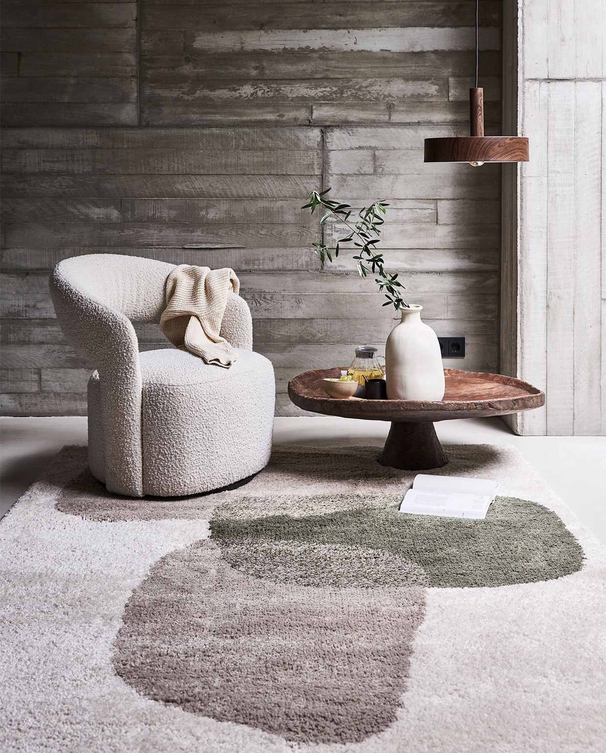 Metalen hanglamp Woody, 35×8 cm (Øxh), exclusief lichtbron € 99,-, ook in 27×8 cm (Øxh) € 79,99. Vloerkleed Stepping Stones, 160×230 cm € 179,-. (vtwonen.nl)M.m.v. sofacompany.com (fauteuil), couleurlocale.eu (salontafel), vtwonen.nl (vaas Caetana van Kave Home). Overig privébezit.