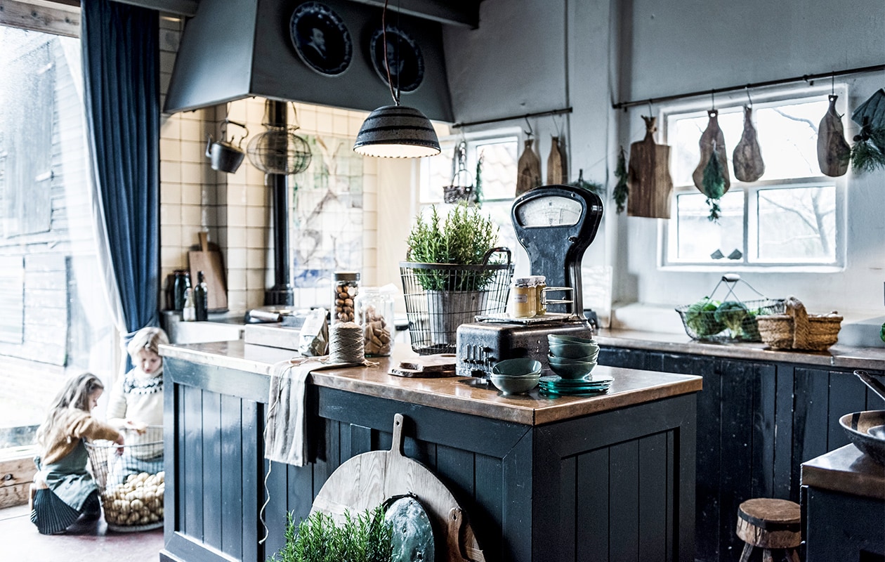 Ovale stalen mand prijs op aanvraag (Combitex). Stalen mand maat S € 59,95, maat L € 64,95,-, snijblok € 88,95,-, broodplanken per stuk vanaf € 18,95 (Raw Materials). Zwarte weegschaal € 195,- (Neef Louis). Theedoek € 15,50,- (Libeco). Groene schaaltjes per stuk € 5,95,-, groene borden van glas per stuk € 5,95, meel voor pasta € 2,95,-, jam € 5,95 (Dille &amp; Kamille). Bruine mand voor eitjes € 75,-, glazen pot met walnoten € 75,- (Harlequin Antiek en Decoraties). Klein hakblok € 25,-, koekjespot € 7,- (Van Dijk &amp; Ko). Groen schort € 9,99,- (Sissy-Boy). Gele trui € 79,95,-, groene jurk € 88,95,-, groene panty € 24,95, gebreide trui met print € 68,95,- (Imps&amp;Elfs). Theepot € 2,- (kringloopwinkel). Overig privébezit.