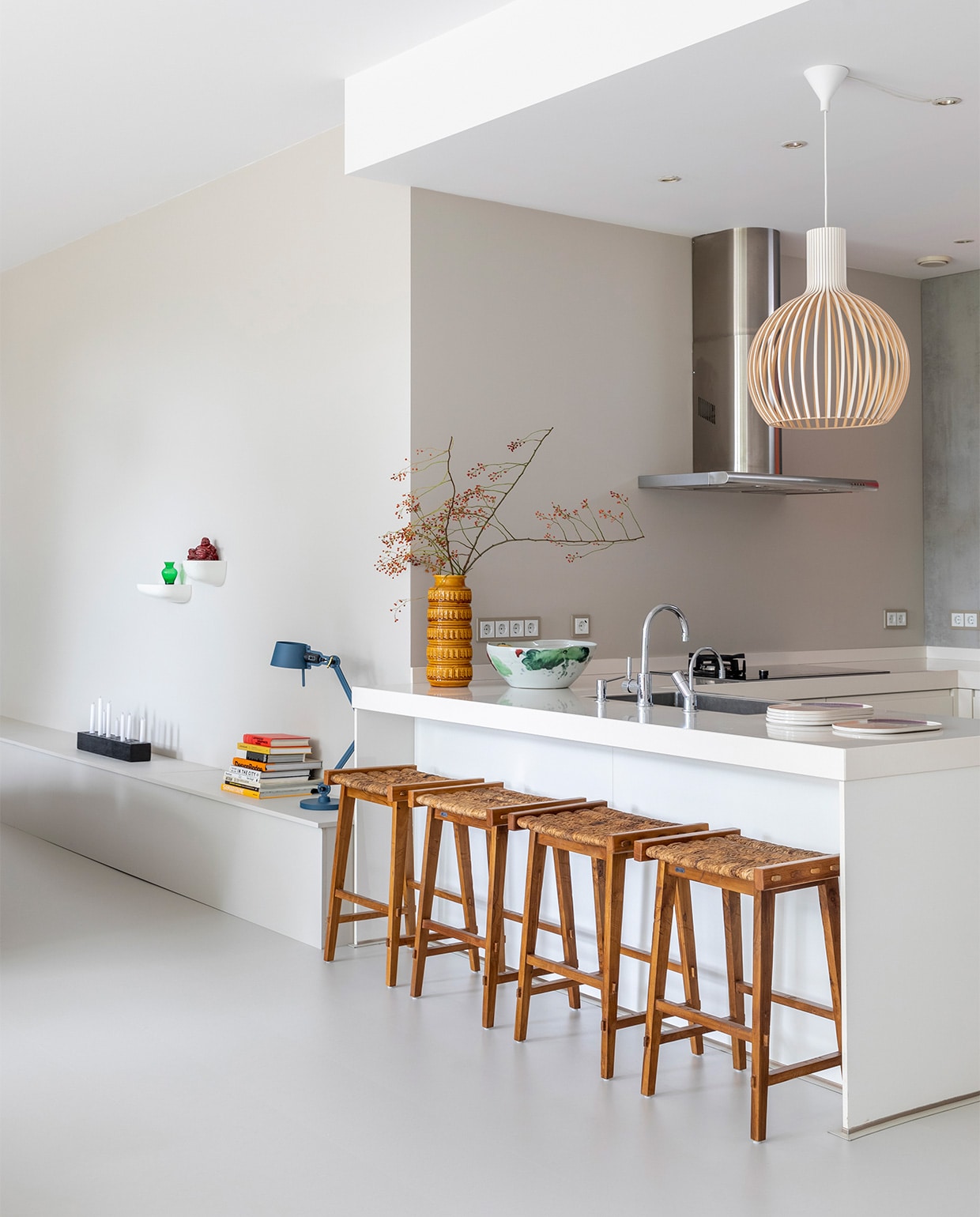 Hanglampen Vertigo van Petite Friture, per stuk € 995,-, eettafel Slot van Studio Henk € 3420,-, hoekbank Rego van Leolux € 6270,-, op de eettafel bruine kan van HKliving € 32,95, bruine pot van 101Copenhagen € 58,-, gekleurd bord van HKliving € 13,95, rustiek dinerbord van HKliving € 17,95, keramieken bord van HKliving € 11,95, perzikkleurig bord van HKliving € 11,95, roze/lila dinerbord van HKliving € 19,95, ornament Natural Feather van Kersten € 28,95, aardewerken vaas Oak van Dinnerware € 49,95, plaid Check Out € 185,-, barkrukken Catterpillar van d-Bodhi, per stuk € 229,- (eijerkamp). Eetkamerstoel 98 Bordeaux van Panton € 295,-, eetkamerstoel Catch van Bepurehome € 179,-, eetkamerstoel Result Chair van Hay € 269,- (vtwonen.be). Houten wandafwerking FB02 Concreta, prijs op aanvraag (decolegno.nl). Vloer Marmoleum click Walton in de kleur Titanium (woninginrichting-aanhuis.nl). Vloerkleed Rodi van Cunera € 765,- (cunera.nl). Wandlamp Bolt van Tonone € 245,- (tonone.nl). Overig privébezit.