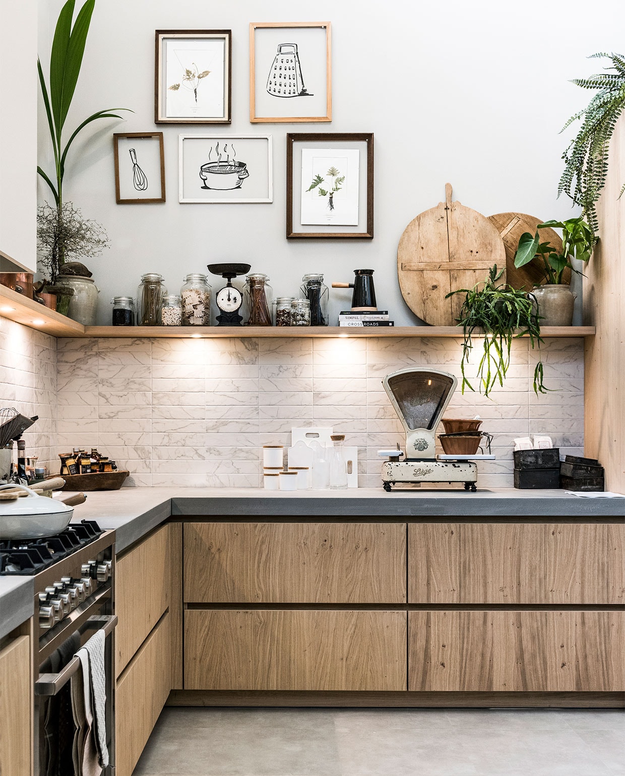 Keuken met licht betonnen aanrechtblad via Mandemakers, ontwerp door vtwonen prijs op aanvraag (mandemakers.nl). Tegels met marmerlook Marble white Statuario van vtwonen, 7×28 cm per m² € 47,95 (vtwonen.be/verkoopadressen). Muurverf Soft Grey van vtwonen, per liter € 18,95 (karwei.nl). Tekeningen (marcostoker.nl). Lijst Spruitje € 30,- (homestock.nl). Zwarte weegschaal € 35,- (kringloopcentrumbollenstreek.nl). Thermoskan Cowboy van Umbra Shift € 90,- (vtwonen.be). Koperen pannen van Linda’s hoekje vanaf € 8,- (oudebouwmaterialen.nl). Houten schaal € 75,- (weldaad.com). Ronde houten planken per stuk € 45,- (burbri.nl). Witte pan € 49,-, glazen beugelpotten vanaf € 3,50, kookboeken vanaf € 17,50, cakemix € 3,95 (dille-kamille.nl). Vintage bakvormen per stuk € 15,- (vandijkenko.nl). Vintage houten lijsten privébezit. Overig zie pagina 24 (rechtsonder).