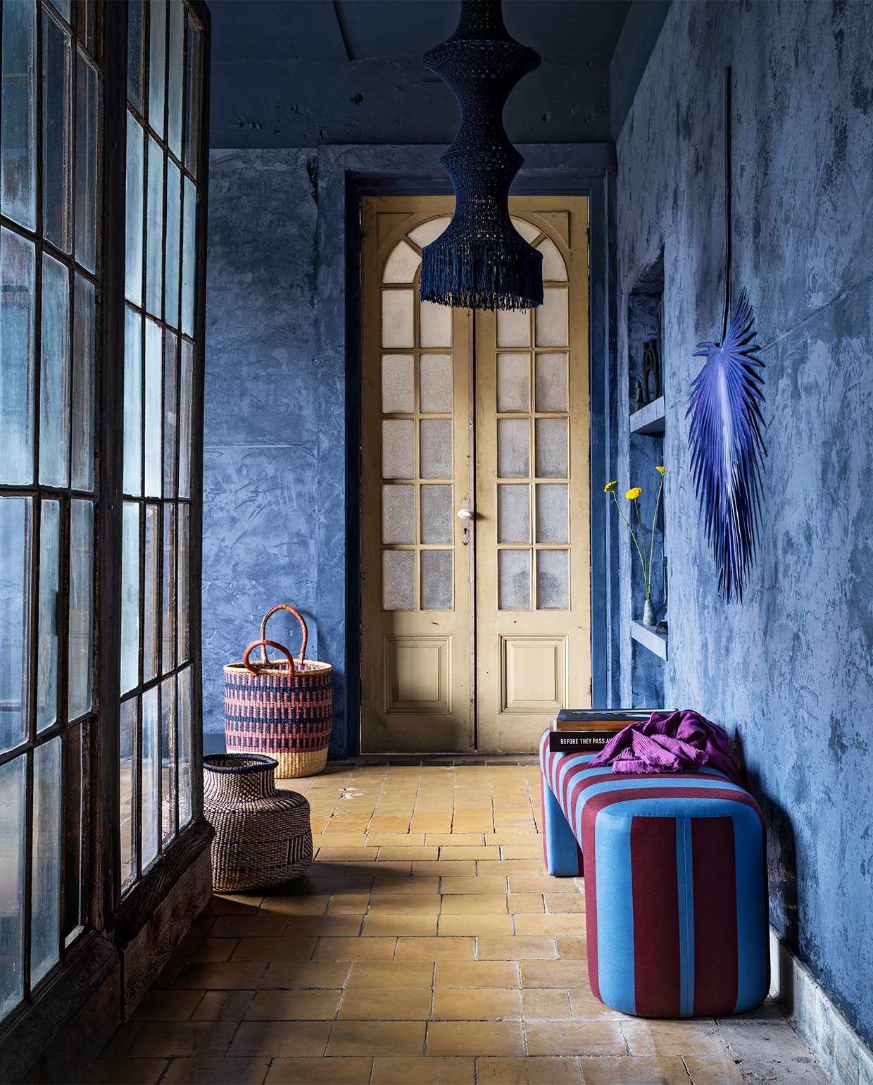 Op de muur krijtverf Majestic Cloth met verftechniek Marrakech Walls per liter € 111,25, op plafond krijtverf Majestic Cloth per liter € 39,90 (pure-original.nl). Gestreepte bank, 140x40x45 cm (bxdxh) € 389,- (hkliving.nl). Gehaakte lamp, 125 cm lang € 340,- (elpelut.com). Mand met hengsels, 71×44 cm (hxØ) € 104,50, mand vaasmodel, 48×48 cm (hxØ) beide handgemaakt in Ghana (basket­beadsbasics.nl). Op de muur palmblad € 71,- (polspotten.nl). In de nis vaasje € 15,- (fermliving.com). Kandelaar van House Doctor € 39,90 (vtwonen.nl). Incabeeldje van Madam Stoltz € 6,25 (deens.nl).