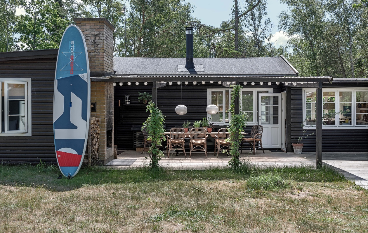 Paddle board Starboard. Rotan stoelen rommelmarkt. Bollamp Rabens Saloner.