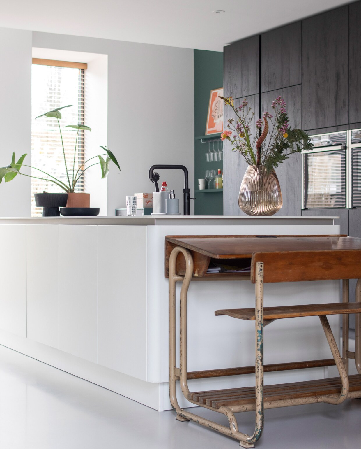 Muurverf Frivool van Histor, keuken Nijhuis Keukens, schoolbank Marktplaats, vaas Loods 5, schalen Kwantum, wandplanken Ikea, glazenhouders XXLhoreca, poster Postery, raambekleding Veneta. Overig onbekend.
