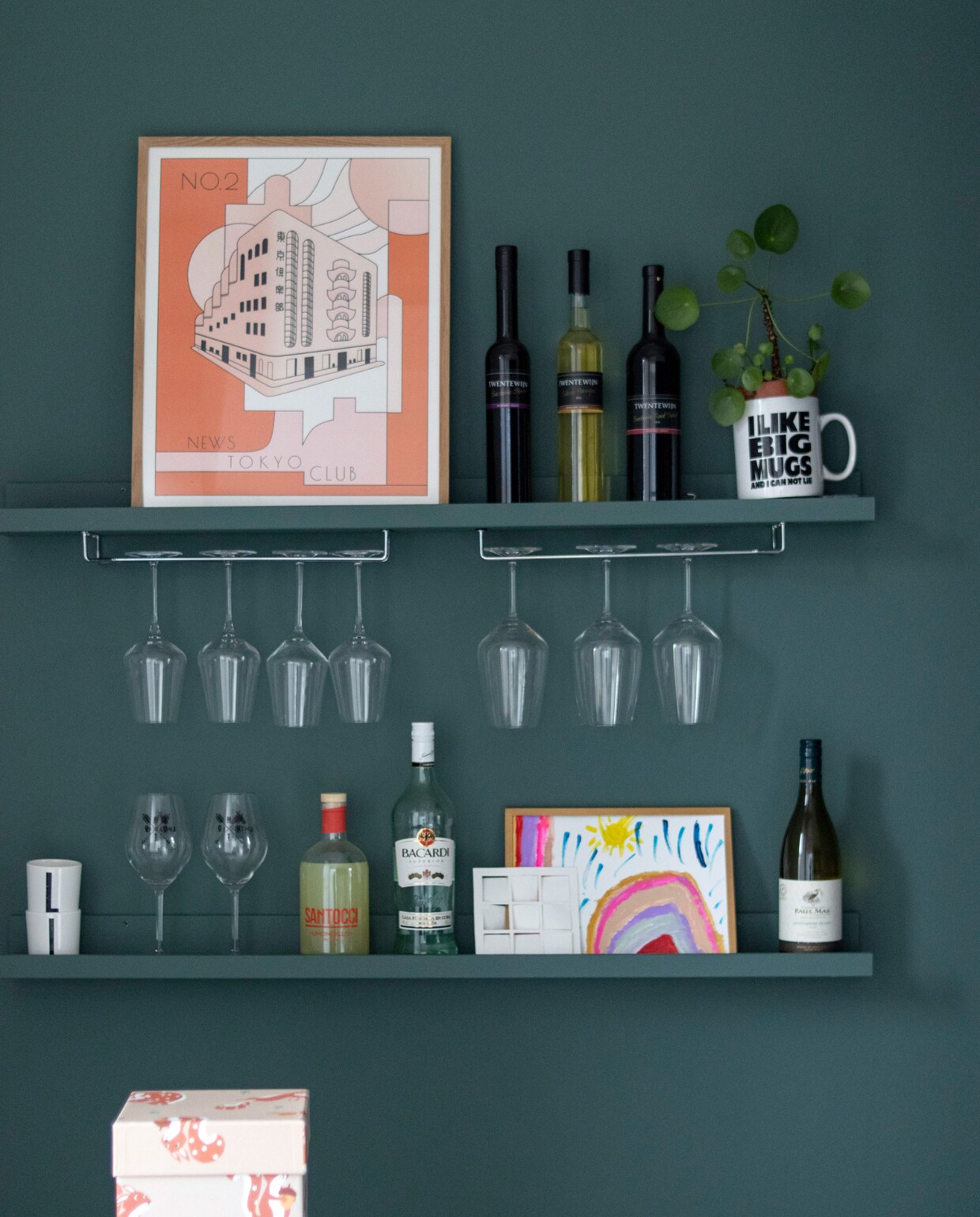 Muurverf Frivool van Histor, wandplanken en opbergdoos Ikea, glazenhouders XXLhoreca, poster Postery, beker tekst Urban Outfitters. Overig onbekend.
