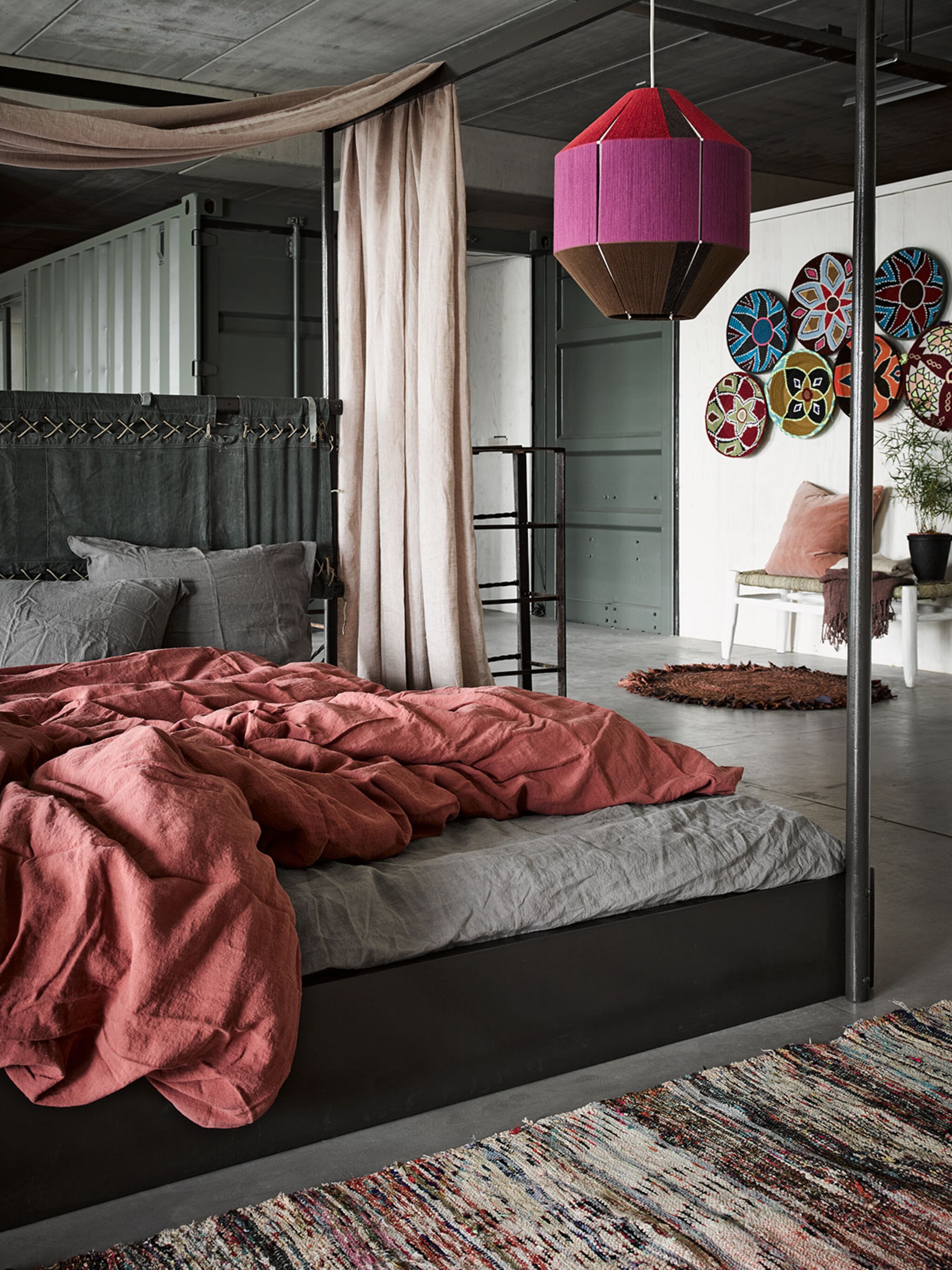 geef de slaapkamer kleur met wanddecoratie
