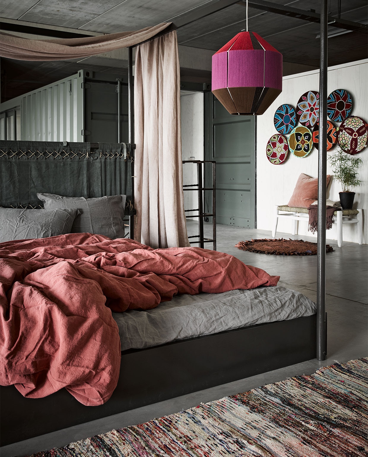 Bed 180×200 cm € 295,- (Combitex). Nude/roze linnen als hemel kamerhoog (310 cm) per meter € 139,40 (Chivasso). Grijze en terracotta linnen dekbedovertrek Grey en Marsala vanaf € 139,- (Vandyck). Lamp van Renske Francissen € 450,- (Matter .of Material). Vloerkleed, 150×250 cm € 650,-, schalen aan de muur € 69,- (Household Hardware). Rond voddenkleed € 57,50, velours kussen € 33,50, linnen plaid € 170,- van Madam Stoltz (www.deens.nl). Overig privébezit.