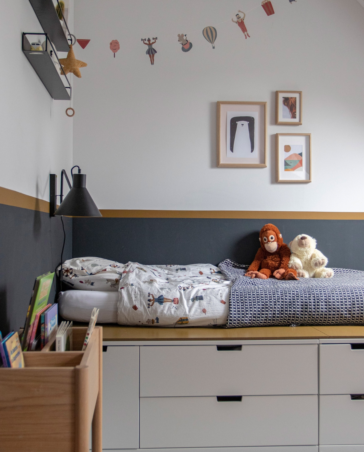 Muurverf Off black van Karwei en Autumn gold van Flexa, bed zelfgemaakt, dekbedovertrek en slinger H&amp;M home, plantenbak als boekenbak Jysk, lamp Karwei, knuffel aap Ikea, andere knuffel gekregen. Overig onbekend.