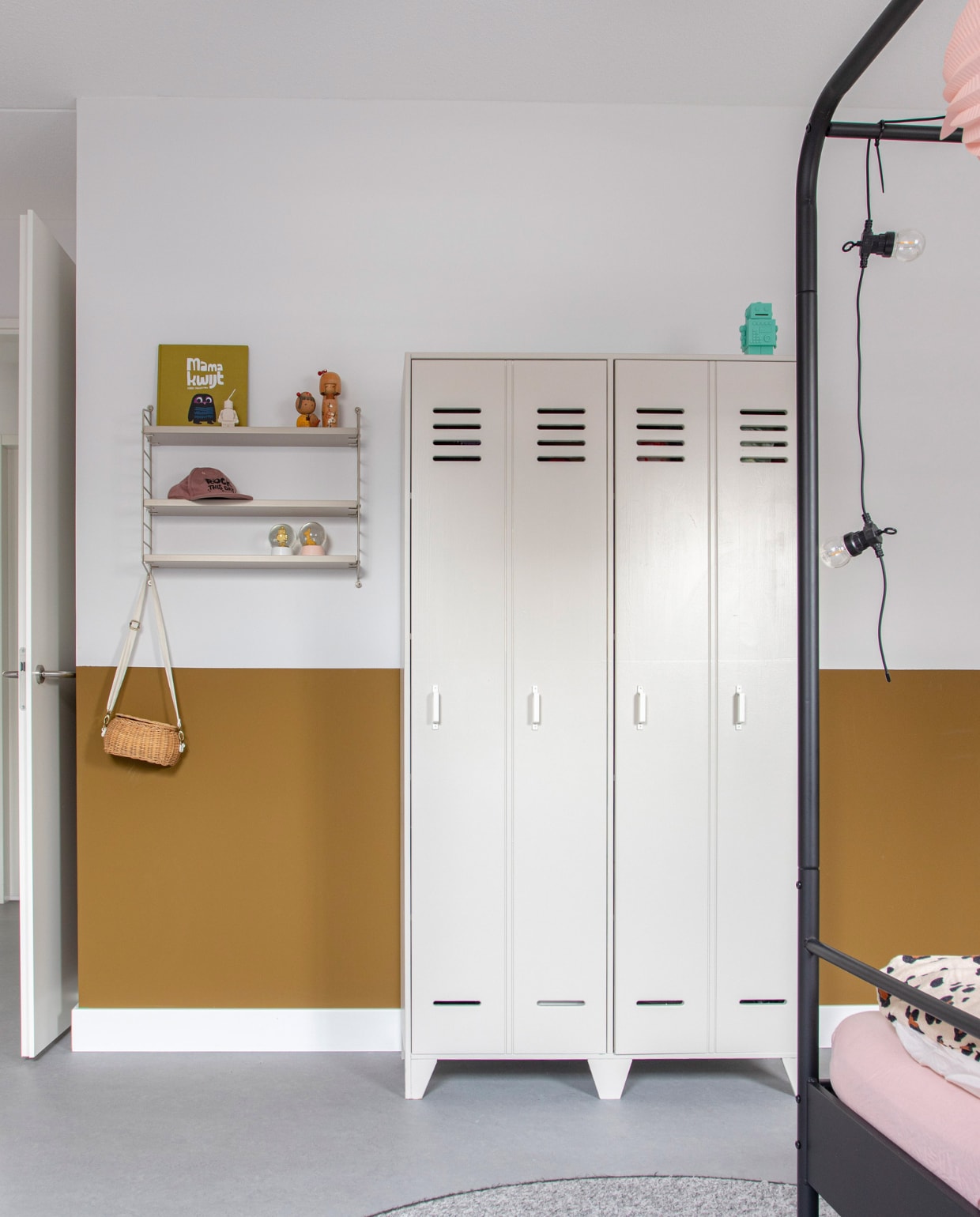 Muurverf Autumn gold van Flexa, kast Karwei, hemelbed Woood, wandkastje String furniture, lampjesslinger Hema, houten popjes Kokeshi van Fakapapa. Overig onbekend.