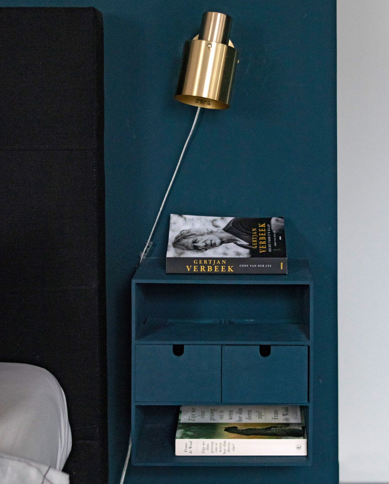 Muurverf Haags blauw van Gamma, meegeverfde ladekast Moppe van Ikea, wandlamp Westwing, bed Van Gils.