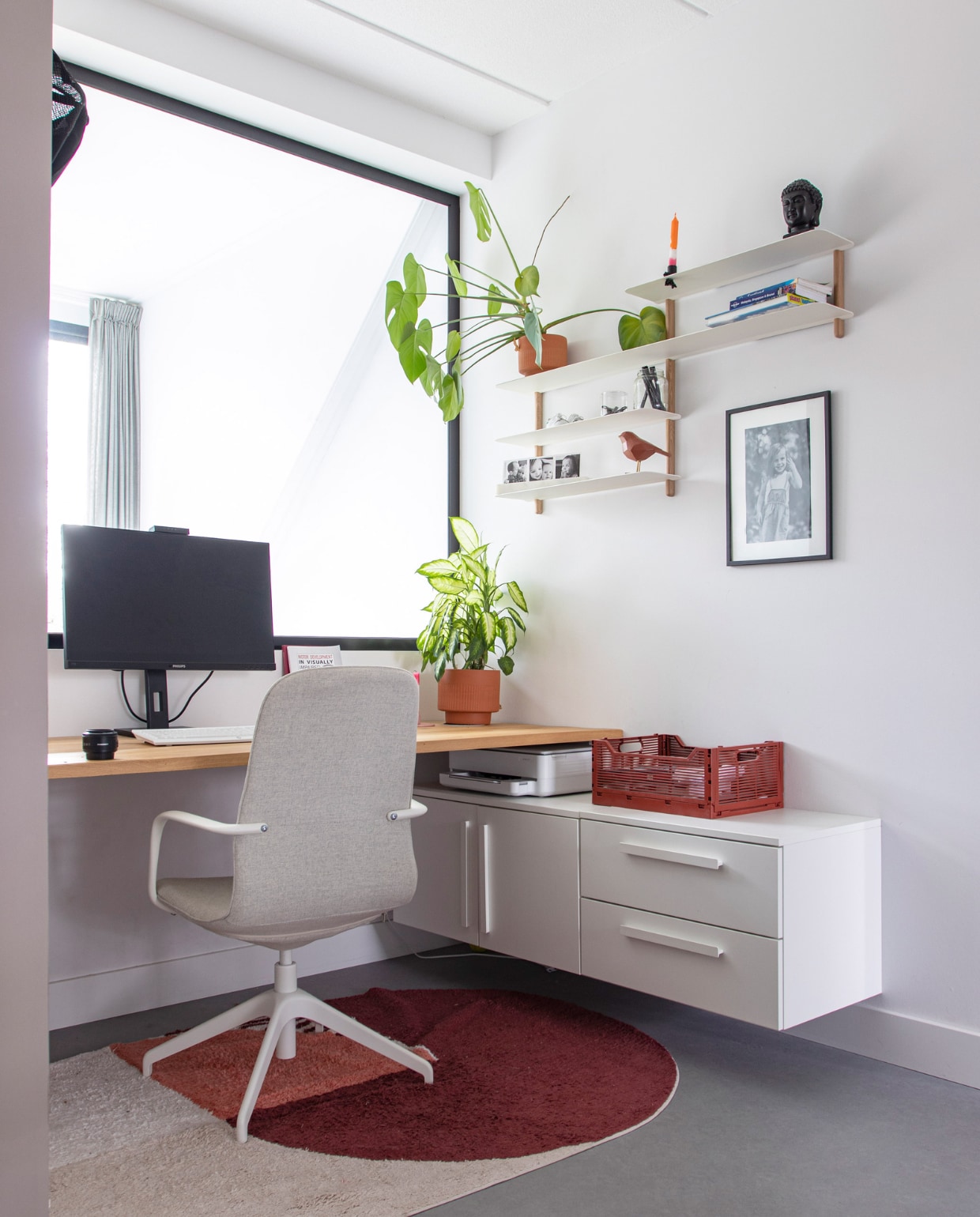 Ladekast en bureaustoel Ikea, wandplanken Nordic Nest, vogel Kwantum, krat Hema, boeddha souvenir uit Thailand. Overig onbekend.