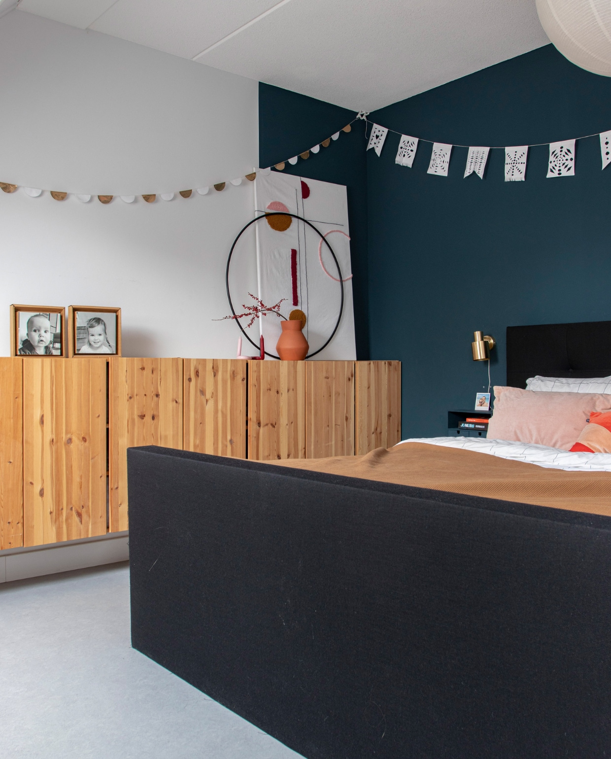 Muurverf Haags blauw van Gamma, bed Van Gils, dekbedovertrek en plaid H&amp;M home, wandkasten Ivar en miniladelast Moppe als nachtkast van Ikea, wandlamp Westwing, kunstwerk en slinger zelfgemaakt. Overig onbekend.