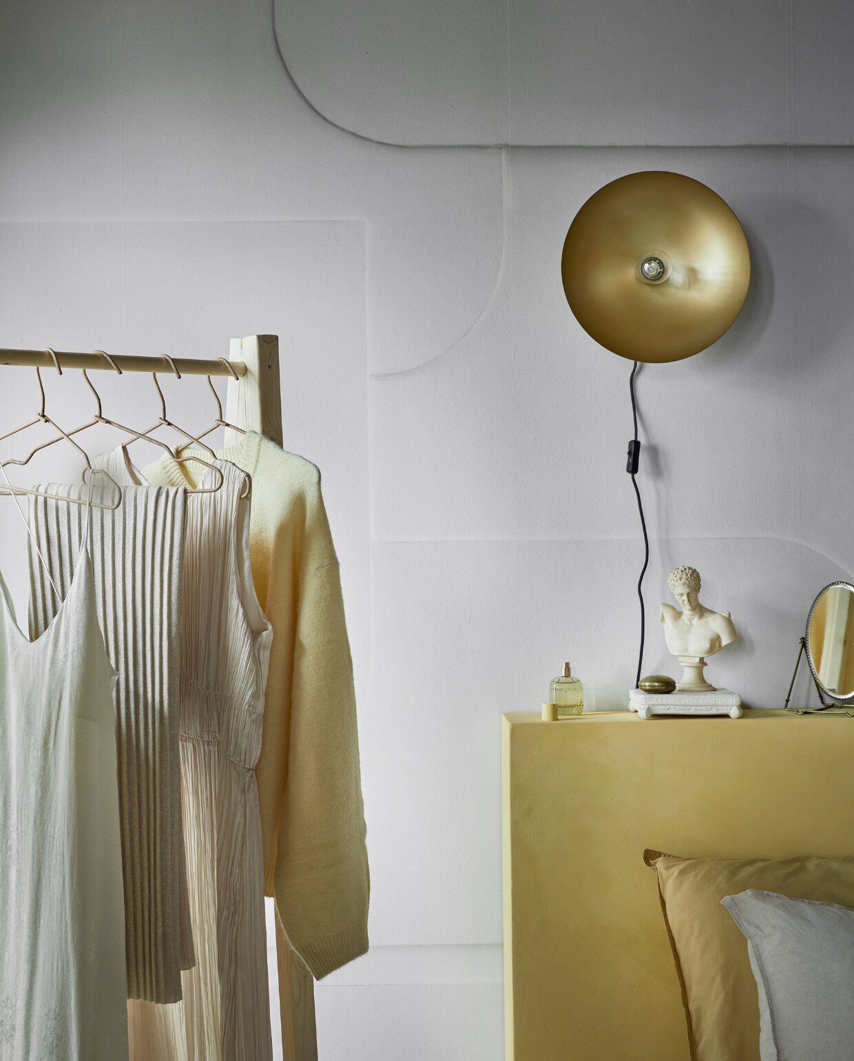 Fotobehang Soft 3D in Light Grey, 6 banen van 280×50 cm, totaal 280×300 cm (lxb) € 149,-, per m² € 17,74. Metalen wandlamp Disk in antiek brons exclusief lichtbron, 33×15 cm (Øxh) € 84,99. Kledingrek DIY-ontwerp, kijk voor de werkbeschrijving op vtwonen.nl/diy/