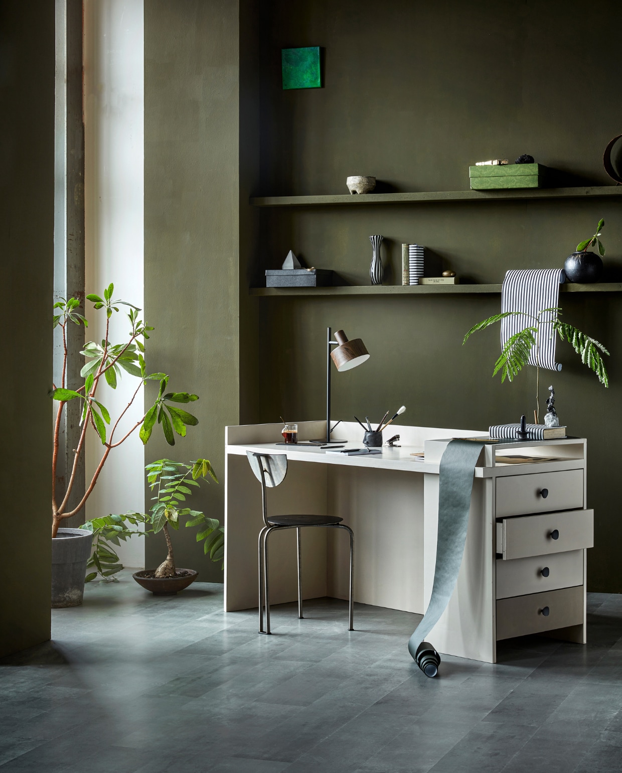 Laminaatvloer Grit, lamel, 128,6×19,4×0,8 cm zonder groef, 8 lamellen per pak voor 2 m², per m² € 23,99. Muurverf kleur Camouflage, per liter € 23,99. Bruine metalen tafellamp Woody, 16x30x51 cm (hxbxd), exclusief lichtbron € 79,99. Bureau DIY-ontwerp, kijk voor de werkbeschrijving op vtwonen.nl/diy/