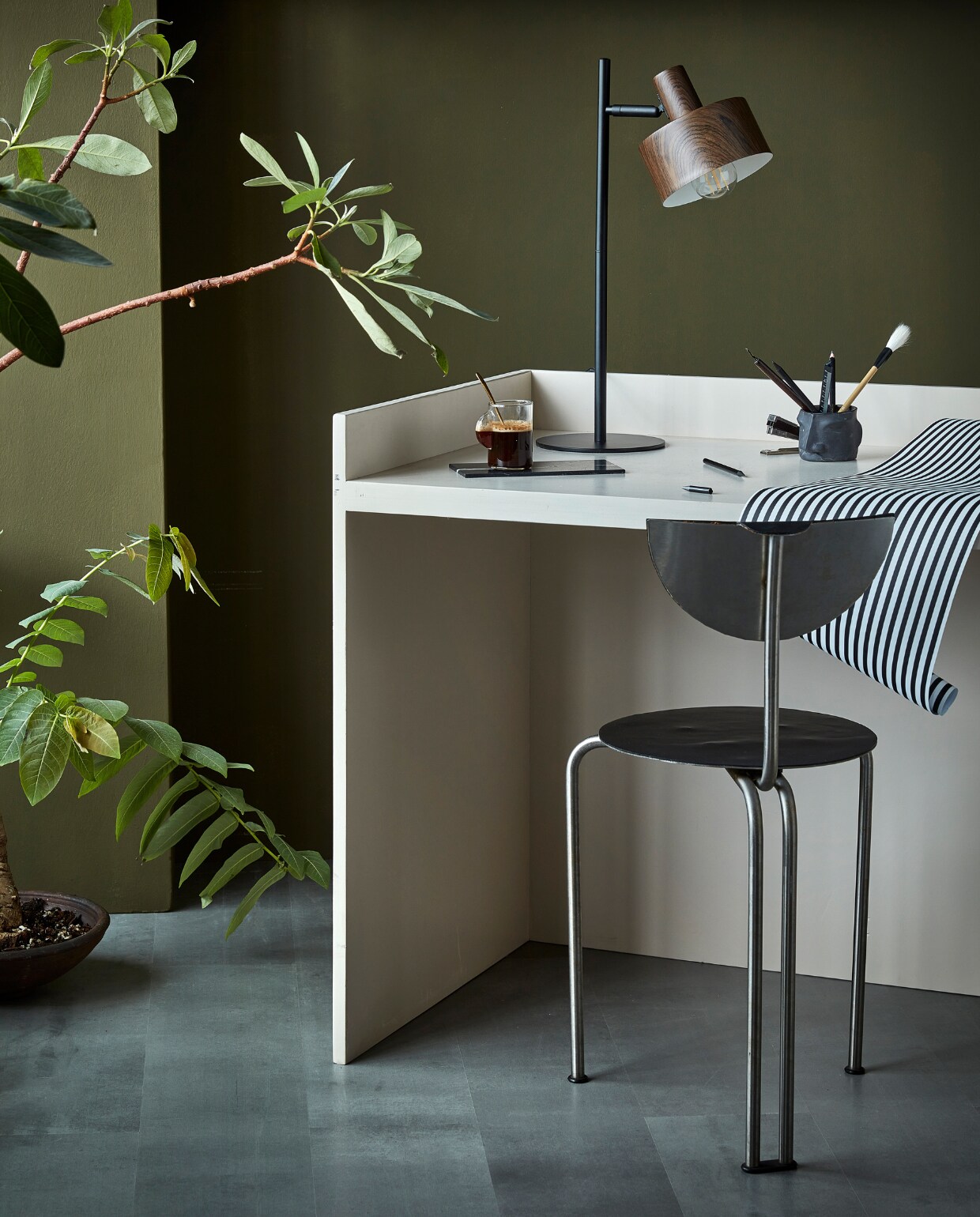 Laminaatvloer Grit, lamel 128,6×19,4×0,8 cm zonder groef, 8 lamellen per pak voor 2 m², per m² € 23,99. Muurverf kleur Camouflage, per liter € 23,99. Bruine metalen tafellamp Woody exclusief lichtbron, 16x30x51 cm (hxbxd) € 79,99. Bureau DIY-ontwerp, kijk voor de werkbeschrijving op vtwonen.nl/diy/