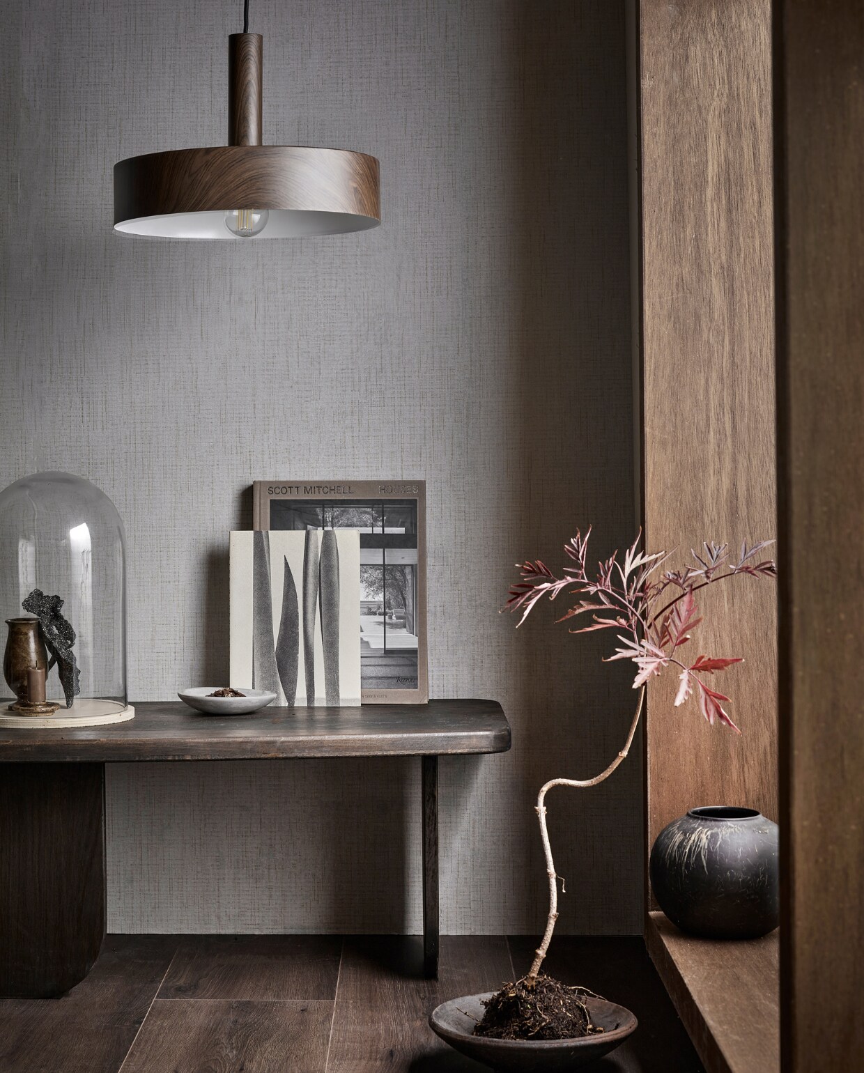 EVC-vloer Rye inclusief ondervloer, lamel 129×24,6 cm, 8 lamellen per pak voor ± 2,54 m², per m² € 45,99. Behang op rol Linnen Gold, 53 cm x 10 m (bxl), per rol € 30,49. Bruine metalen hanglamp Woody exclusief lichtbron, 35×8 cm (Øxh) € 99,-, 27×8 cm (Øxh) € 79,99. Tafel DIY-ontwerp, kijk voor de werkbeschrijving op vtwonen.nl/diy/