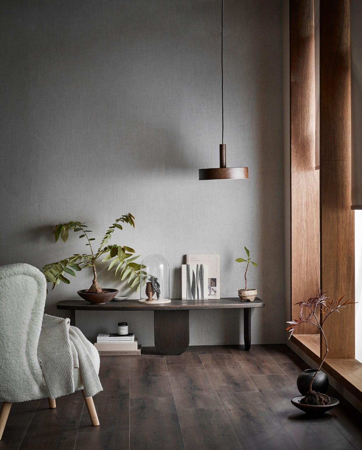 EVC-vloer Rye inclusief ondervloer, lamel 129×24,6 cm, 8 lamellen per pak voor ± 2,54 m², per m² € 45,99. Behang Linnen Gold, 53 cm x 10 m (bxl), per rol € 30,49. Muurverf kleur Flax, per liter € 23,99. Bruine metalen hanglamp Woody exclusief lichtbron, 35×8 cm (Øxh) € 99,-, 27×8 cm (Øxh) € 79,99. Tafel DIY-ontwerp, kijk voor de werkbeschrijving op vtwonen.nl/diy/