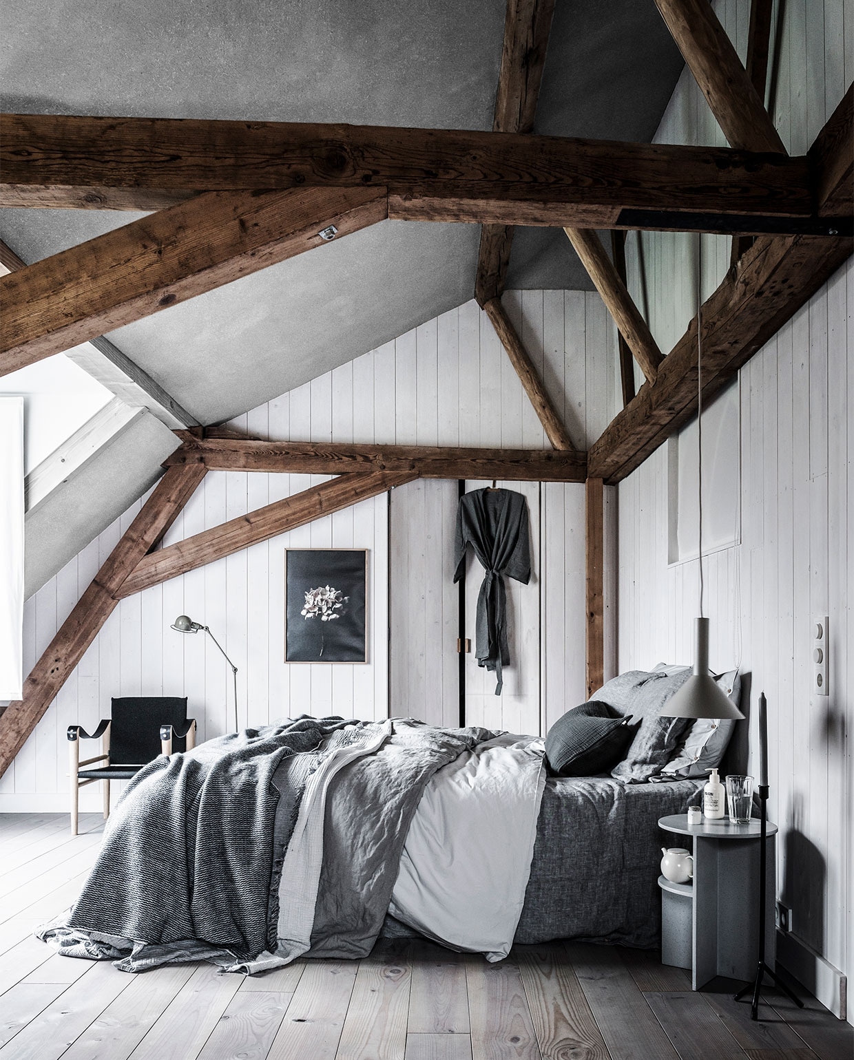 Linnen laken kleur Charcoal vanaf € 119,-, linnen kussen-slopen kleur Charcoal, per stuk vanaf € 30,- (By Mölle). Dekbedovertrek kleur Misty grey met bijpassende kussen-slopen met houten knoopjes, vanaf € 99,95 (Yumeko). Donkergrijs linnen dekbedovertrek kleur Mud, vanaf € 129,95, grijze plaid met lichtgrijze binnenkant en rafels € 99,95, grijs-witte wollen deken € 199,95 (House in Style). Donkergrijs kussen € 46,- (Tine K Home). Waterglas € 8,-(Tine K Home). Composiet bijzettafel € 329,- (Loods 5 Design). Zwarte kandelaar € 49,99 (Mobilia). Grijze hanglamp met kap € 109,- en fitting € 94,- (vtwonen.nl). Handcrème van Le Labo € 29,- (Skins Cosmetics). Witte theepot € 54,- (Six and Sons). Jieldé lamp Signal kleur Khakii € 420,- (Van der Linden Elektrotechniek). Linnen ochtendjas € 39,99 (H&amp;M Home). Poster Hydrangea € 79,- eikenhouten lijst € 45,- (Paper Collective). Overig privébezit.