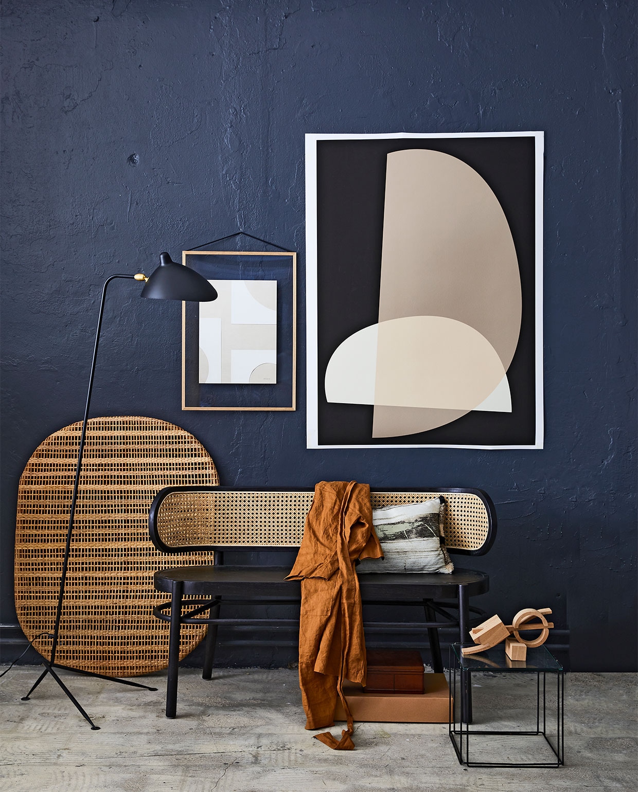 Bank € 495,- (HK Living). Lamp en tafeltje prijzen op aanvraag (cocooncollectables.nl). Poster Eno, A0 formaat € 229,- (Somée). Ingelijste print Object Blanc van Atelier CPH € 37,-, lijst van Moebe, A3 formaat € 54,95 (Restored). Ovaal gevlochten rotan hoofdbord Hjärtelig, 100×80 cm (bxh) € 60,-(Ikea). Linnen ochtendjas € 39,99 (H&amp;M). Kussen met dessin, 30×60 cm € 125,- (Brecht Murré Atelier). Houten object van Pjotr Müller € 400,- (Atelier Sukha). Leren doos € 79,- (MaisonNL). Kartonnen doos privébezit.