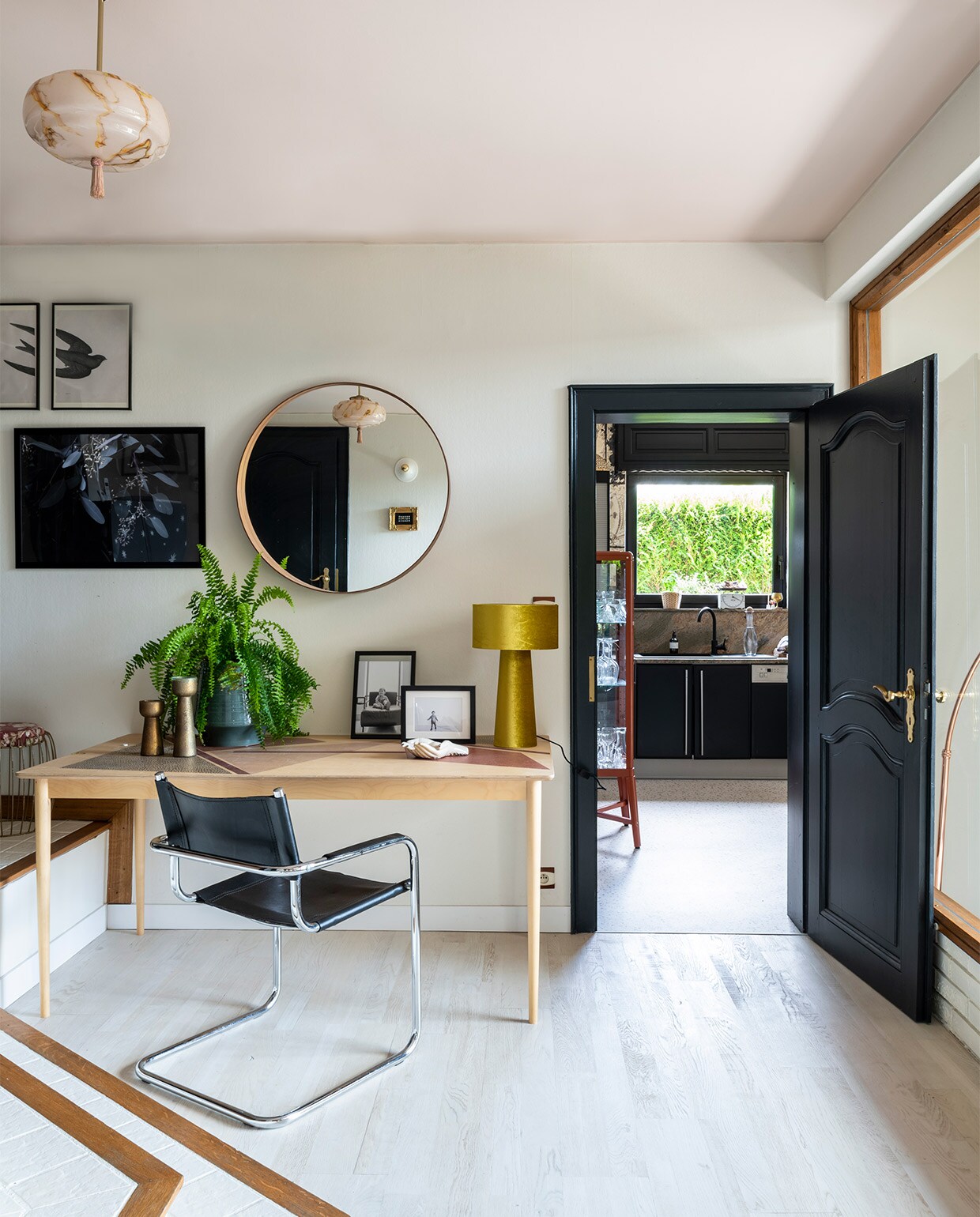 Verf Pinkground op het plafond, Slipper op de muur en Railings op de deuren Farrow&amp;Ball. Tafel La Redoute x Petite Friture, stoel Marcel Breuer, lamp Bloomingville, kaarsen HKliving, spiegel Ikea, schilderijen Hilde Mork.