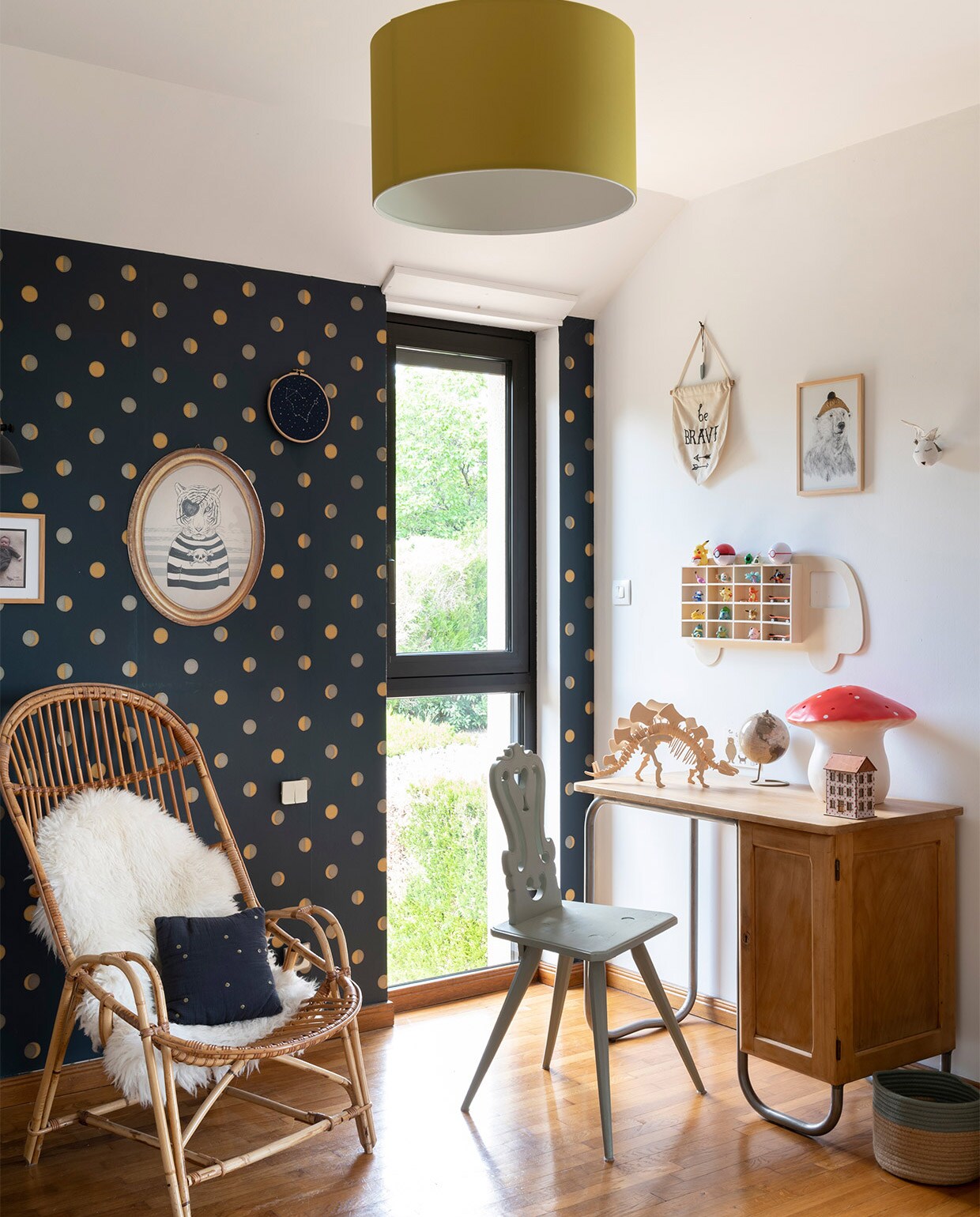 Behang Croissants de Lune van Bartsch, Elzasser stoel vintage zelf geschilderd, bed La Redoute, hanglamp Ikea, paddenstoellamp Egmont Toys, illustraties Real Nice Things en Smallable, vloerkleed Alinea, kussens Cyrillus en Garbo &amp; Friends. Overig vintage of onbekend.