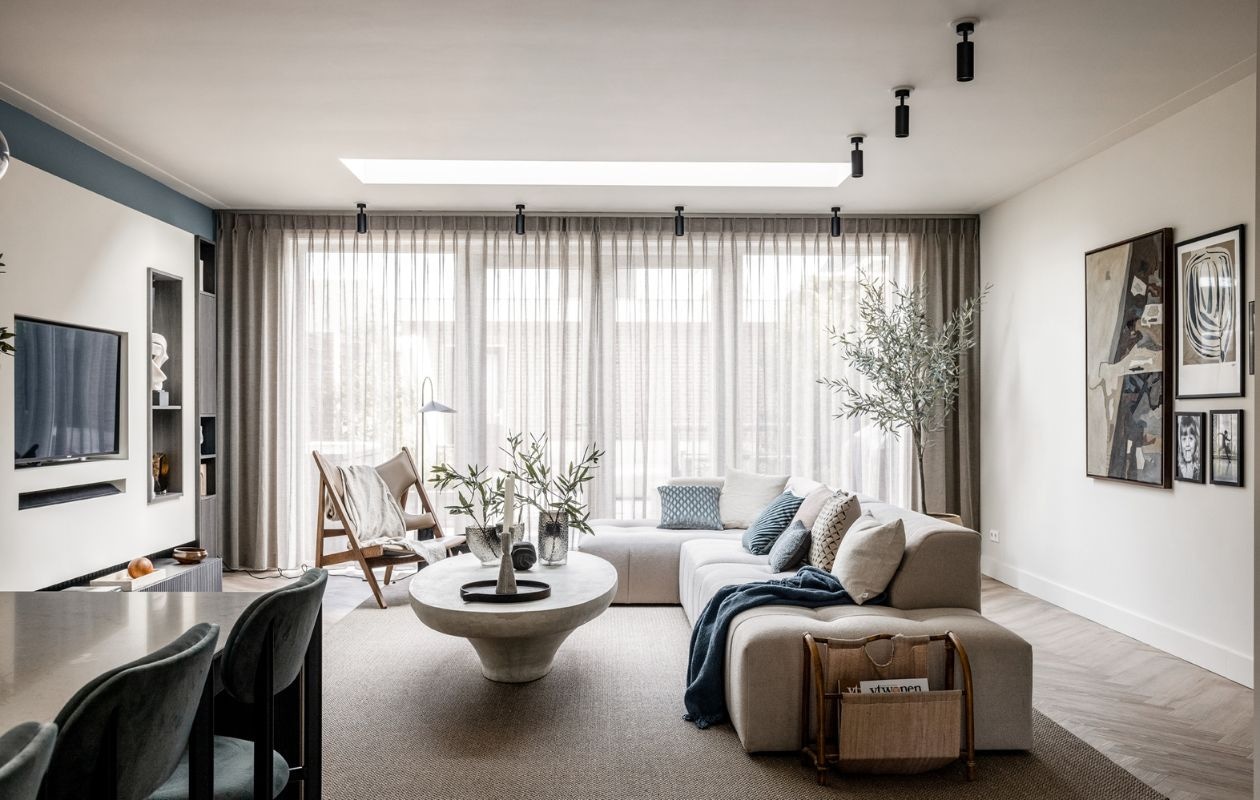 Plafondspots Lightinova. Verf muren Sandy Beach Flexa. Verf muren bij de tv Denim Drift Flexa. Wandkast van de bewoners, geverfd in Sandy Beach Flexa. Wandmeubel met verticale lattenwand en ledverlichting Meijer Maat Interieurs. Hoekkast met ledverlichting Meijer Maat Interieurs. Deuren GewoonGers.Bank Shark in de stof Sabbia 11 cream van Bodilson Eijerkamp. Vloerkleed Luca 6704 Cunera. Fauteuil van Menu Eijerkamp. Salontafel La Nena . Donkergrijze, bijzettafel H&amp;M, Zwarte vloerlamp Arum van Ferm Living vtwonen. Kunstwerk IJmuiden van boven BOKETO art. Poster Three Openings Vase The Poster Club. Poster Layered The Poster Club. Fotolijsten Hema. Kussens Ducky Dons Eijerkamp. Kussenhoes Claudi Eijerkamp. Blauw plaid van Malagoon vtwonen. Linnen plaid, linnen kussens By Mölle. Beige bloempot van Serax vtwonen. Witte kandelaar, half stenen blokken Zara Home. Notitieboek Baden Baden Interior, Ornament van HKliving Eijerkamp. Zandkleurige vaas met ribbel Nordal. Wit keramieken. kandelaar H&amp;M. Kandelaar met twee armen van Ferm Living vtwonen. Marmeren siervorm Nordal. Op de salontafel: Rond ornament van House Doctor Eijerkamp, Vazen Eijerkamp. Dienblad van Woud Eijerkamp. Kandelaar met twee armen Nordal. Kaarsen Hema. Olijftak 138217 Silk-ka . Olijfboom 133236 Silk-ka. Overig privébezit