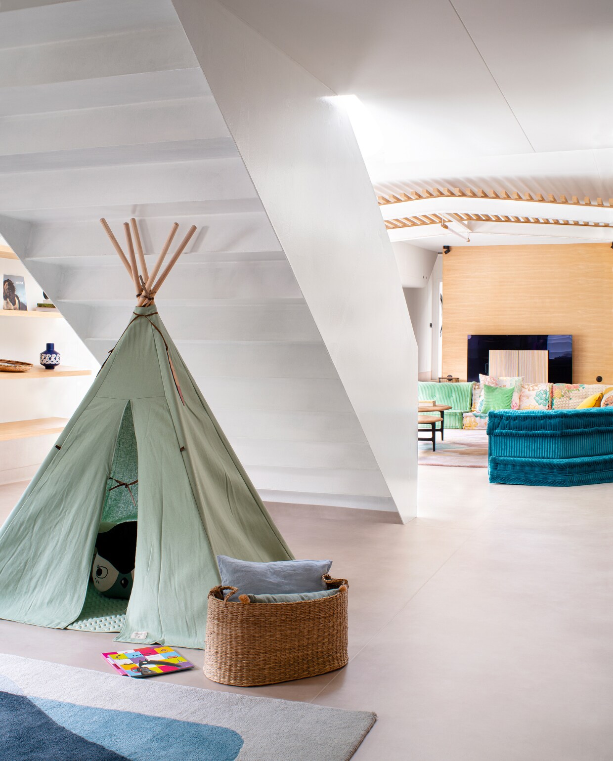 Muurverf Grey Stone van Little Greene, vloerkleed Hartô, tent Tipi Nevada van Nobodinoz, vloerkleed en banken uit collectie Mah Jong van Roche Bobois. Overig onbekend.