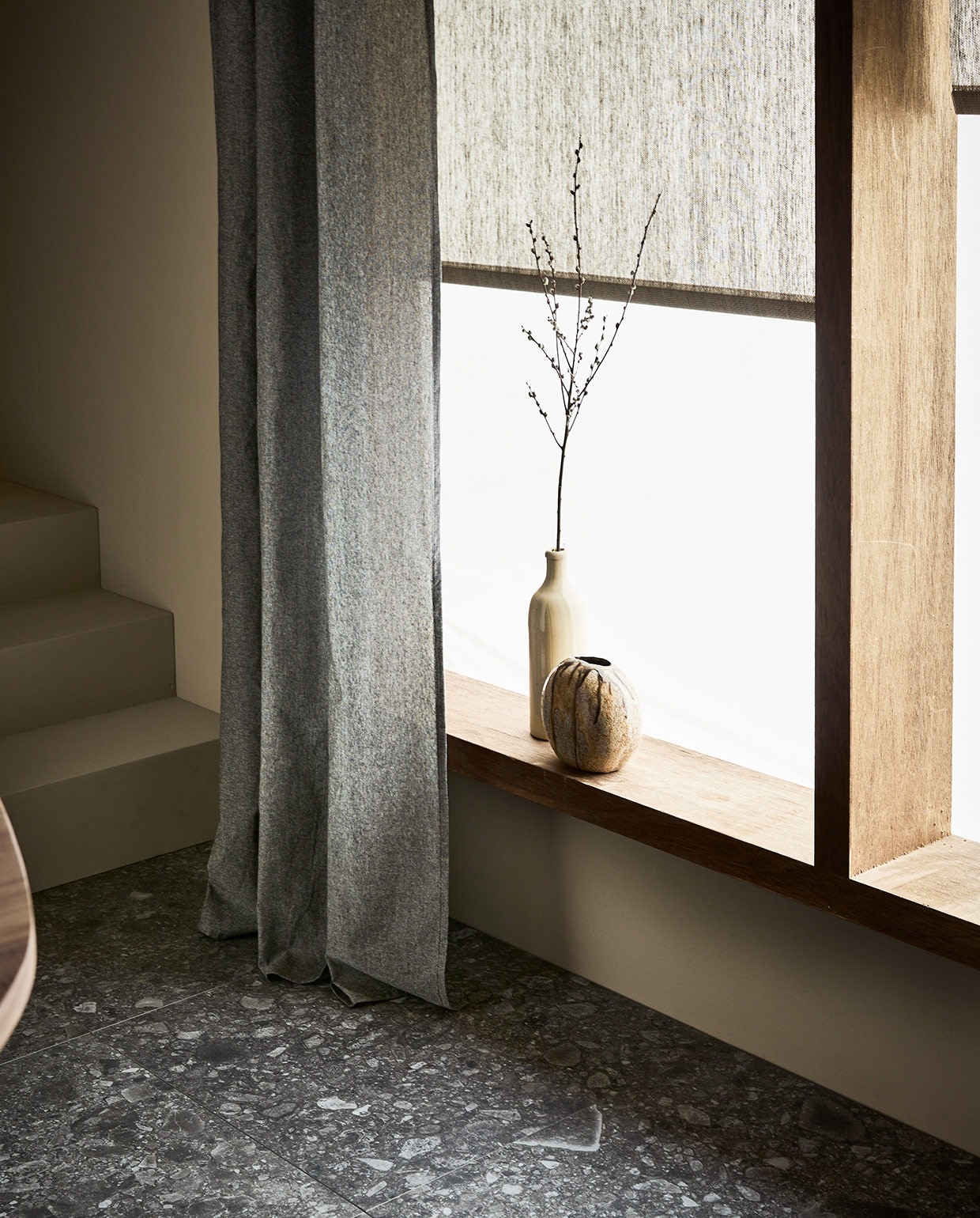 Gordijn Droplet, donkergrijs, lichtdoorlatend, met ring, 270×140 cm (hxb) € 52,99. Rolgordijn Typhoon, lichtdoorlatend, 190x 60/90/120/150/180/210 cm (hxb)vanaf € 45,29.