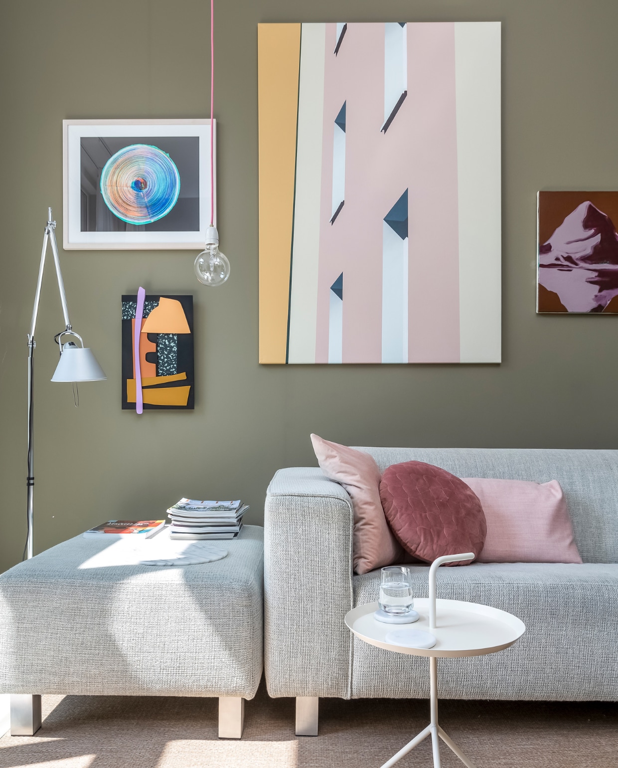Muurverf Tent van Flexa, vloerlamp Artemide, kunst aan de muur v.l.n.r. Marian Breedveld, Marie Bernard, Roos van Dijk, Erik de Bree. Bank en hocker Hulshoff, kussens HKliving, hanglamp Snoerboer, bijzettafel Hay, vloerkleed Carpetright.