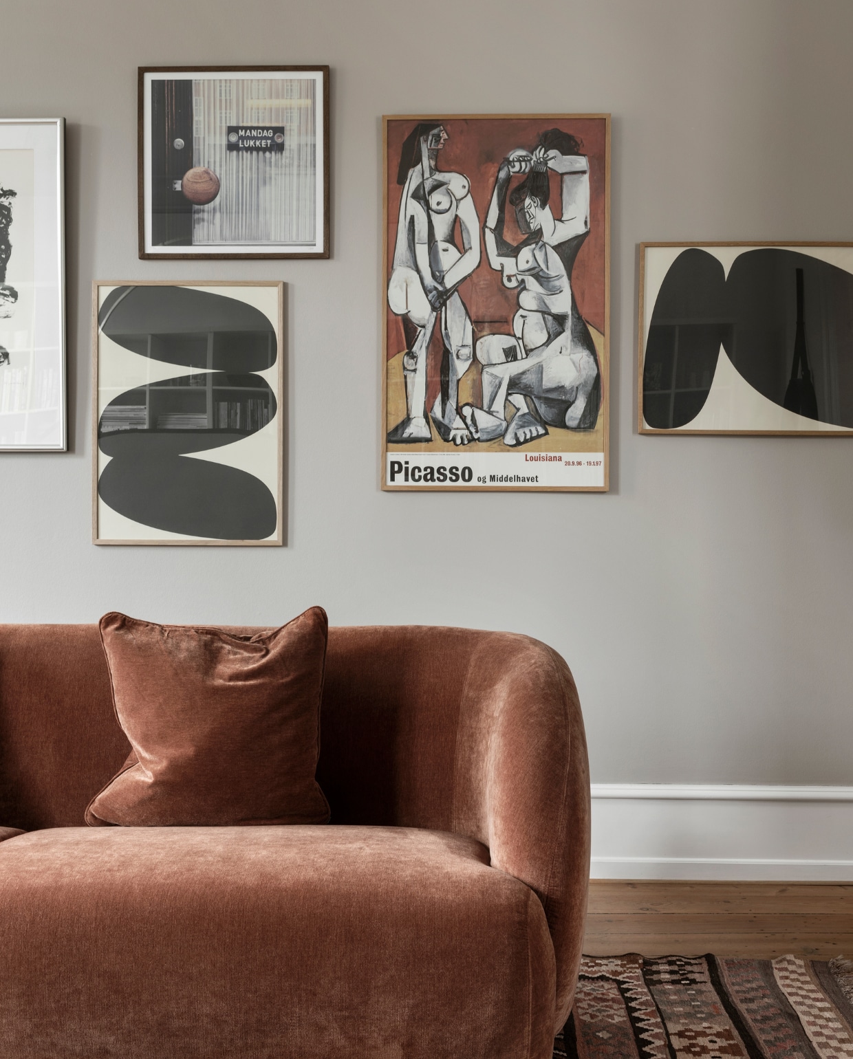 Bank Paula van Sofacompany, vintage kelim jaren geleden gekocht. Kunst met de klok mee: foto van fotograaf Pernille Enoch, poster Picasso gekocht bij Louisiana Museum of Modern Art, twee grafische werken van Nina Bruun voor Paper Collective.