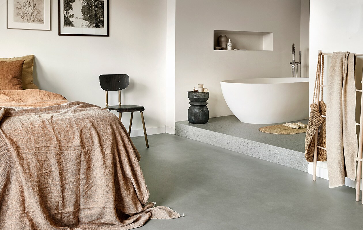 vtwonen novilon vloer M.m.v. basiclabel.nl (zwarte houten kruk), skins.nl (shampoo van Le Labo), letoile.store (klein wit schaaltje, zeepjes, huisgeur), bymolle.com (houten droogrek), sostrenegrene.com (handdoek), zarahome.com (ovale juten mat), dille-kamille.nl (houten kam en tandenborstel). Overig privébezit.