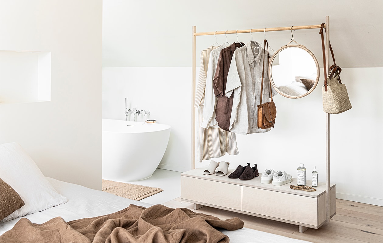 Spiegel € 49,99 (hm.com). Leren beige muiltjes € 89,-, fabric spray € 12,-, fles delicate detergent € 9,-(stories.com). Bruin suède loafers € 150,-, leren gympen Veja Campo € 125,-, gevlochten tas € 89,-, beige linnen blouse met korte mouw € 49,-, bruine linnen blouse € 49,-, witte blouse met lange mouw € 79,-, juten vloerkleed,70×150 cm € 59,- (arket.com). Linnen dekbedovertrek, kleur Tabak, 240×220 cm € 79,99 (zarahome.com). Gestreepte jurk beige/wit € 79,95 (studione9en.nl). Kledinghangers per 5 stuks € 3,99 (ikea.com). Overig privébezit.
