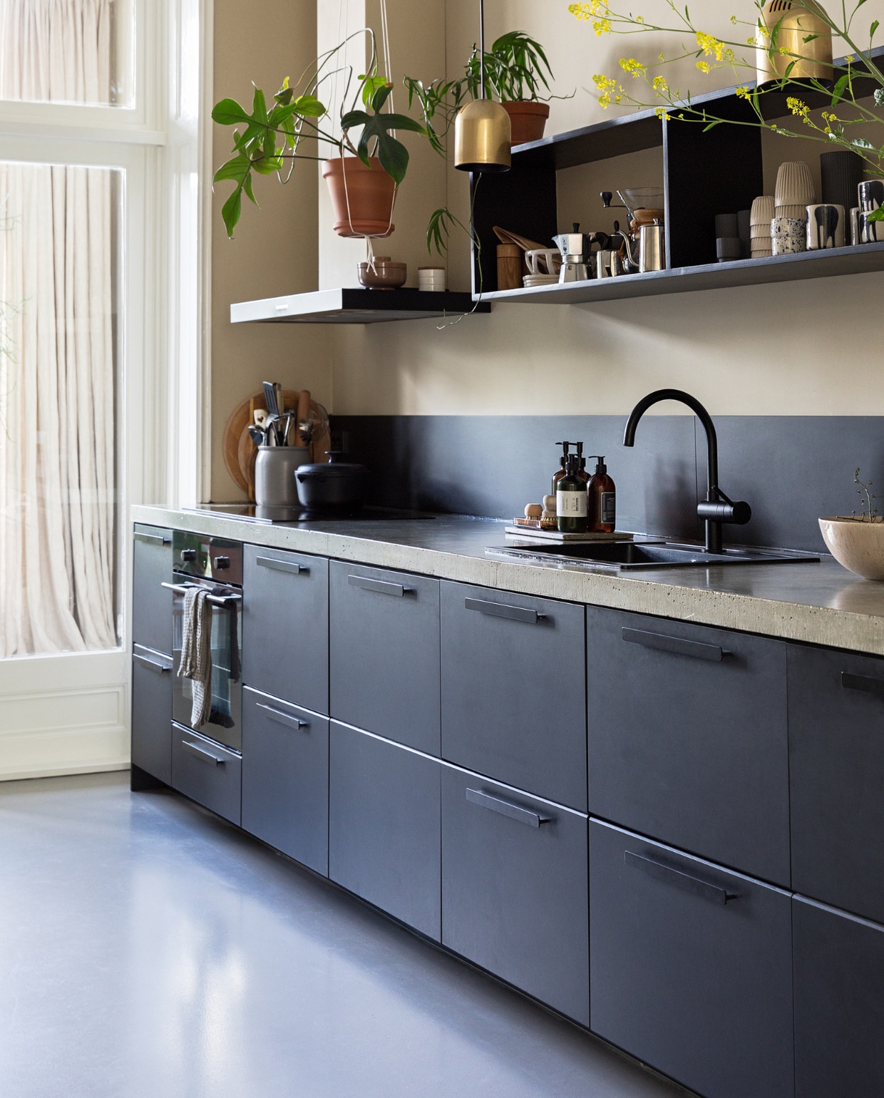 Keuken Ikea met zelfgegoten betonnen blad. Wandkast zelfgemaakt. Lampen kringloop. Overig via Nørd Conceptstore.