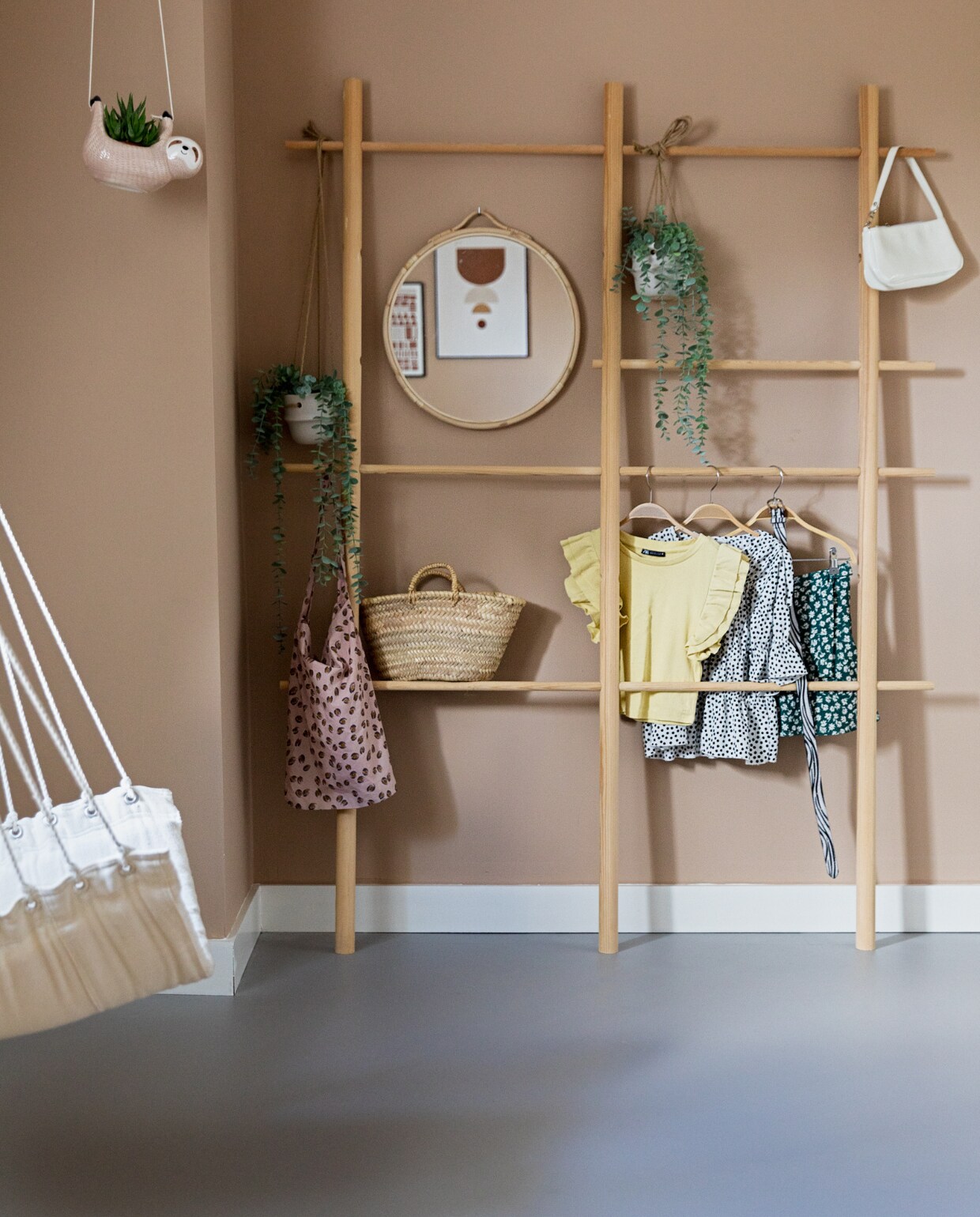 Muurkleur GN-087-07. Wandrek Ikea. Spiegel H&amp;m Home. Mand Dille &amp; Kamille. Hangpotten, plant Nørd Conceptstore. Op de vloer ligt linoneum. Overig onbekend.