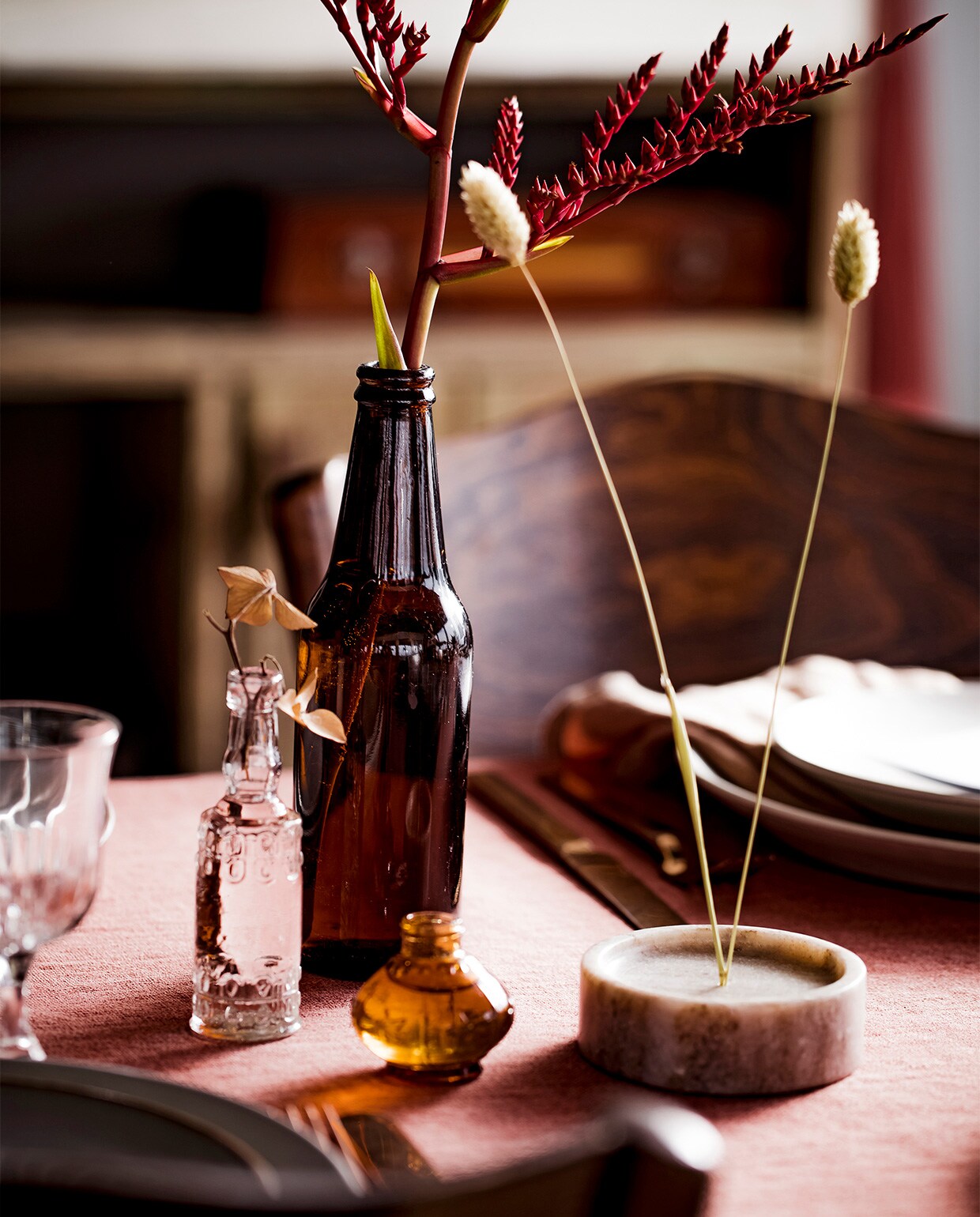 Bruine fles te huur, per 5 € 1,50 (happyvintage.nl). Overige vaasjes (kringloop). Marmeren wierookhouder € 5,99 (zarahome.com).
