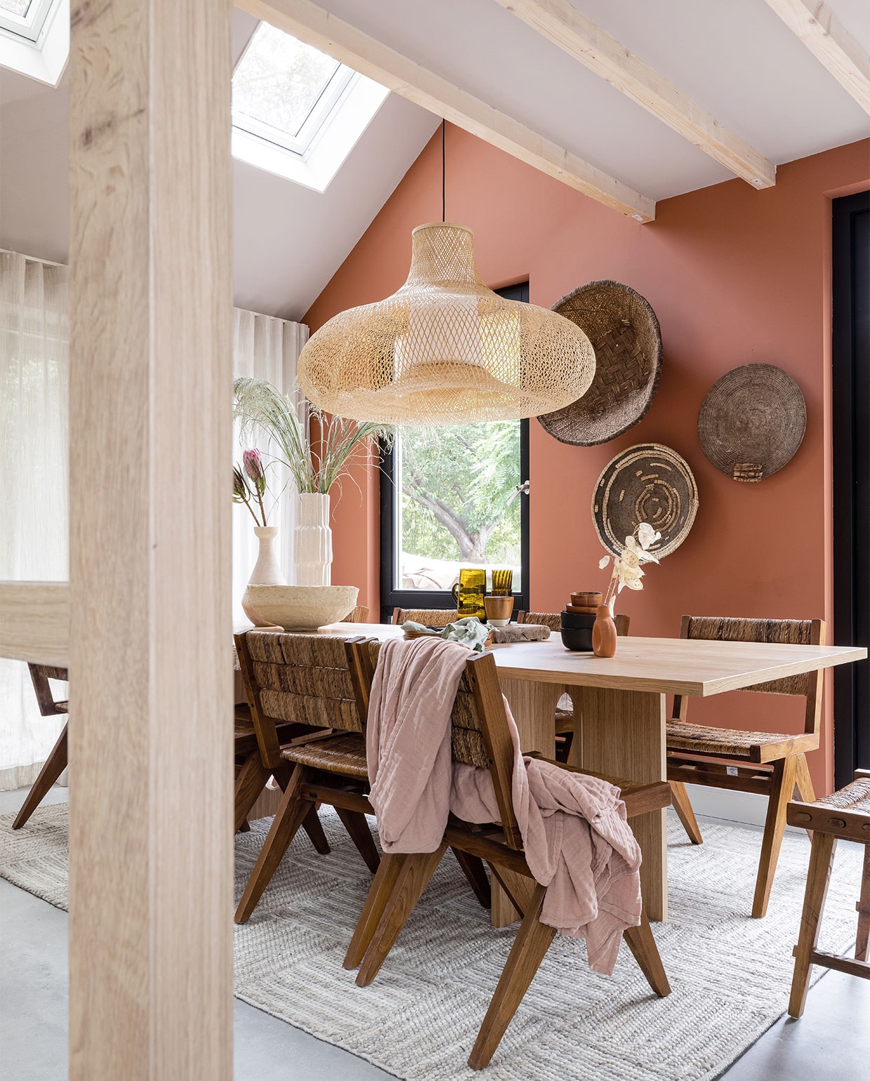 Flexa Creations muurverf Urban Taupe en Binti Orient (flexa). Eettafel Androgyne van Menu € 3000,-, eetkamerstoelen Brawny van d-Bodhi, per stuk € 379,-, kruk Caterpillar van d-Bodhi € 199,-, vloerkleed Corbin Beige van Brinker € 1269,-, op tafel ronde schaal van Lightmakers € 37,99, roze tafelkleed over stoel van Urban Nature Culture € 41,95, op kast grote groene vaas, prijs op aanvraag, bruine vaas Sphere Vase van 101 Copenhagen € 59,- plantenpot Sekki van Ferm Living in twee maten € 39,- en € 55,- (eijerkamp). Maatwerk raambekleding, prijs op aanvraag (woninginrichting-aanhuis.nl). Planten, takken en droogbloemen, prijs op aanvraag (plantje.nl). Houten kast € 1799,-, houten dienblad € 36,95, witte hoge vaas met ribbel € 85,- (nordal.eu). Hanglamp May Natural € 1275,- (ayilluminate.com). Witte vaas Tamegroute Natural Vase Gola € 129,-, groene waterglazen € 8,75, groene kan met oor € 29,50, bruine kleine vaas Minimal Vases Terra Set € 8,75 (householdhardware.nl). Bruine kommen Studio Urban € 9,95 (saltandpeppershop.eu). Bruine mok van Serax € 11,15, overige borden, mokken en kommen met witte onderkant van Urban Nature Culture vanaf € 6,80, tafelloper van vtwonen € 34,95 (vtwonen.be). Groen linnen servet € 9,99 (hm.com). Manden aan de wand Vintage Tonga Basket groot € 139,-, vintage Makenge Basket middel € 125,-, vintage Tonga Basket middel € 125,- (o-live.nl). Overig privébezit.