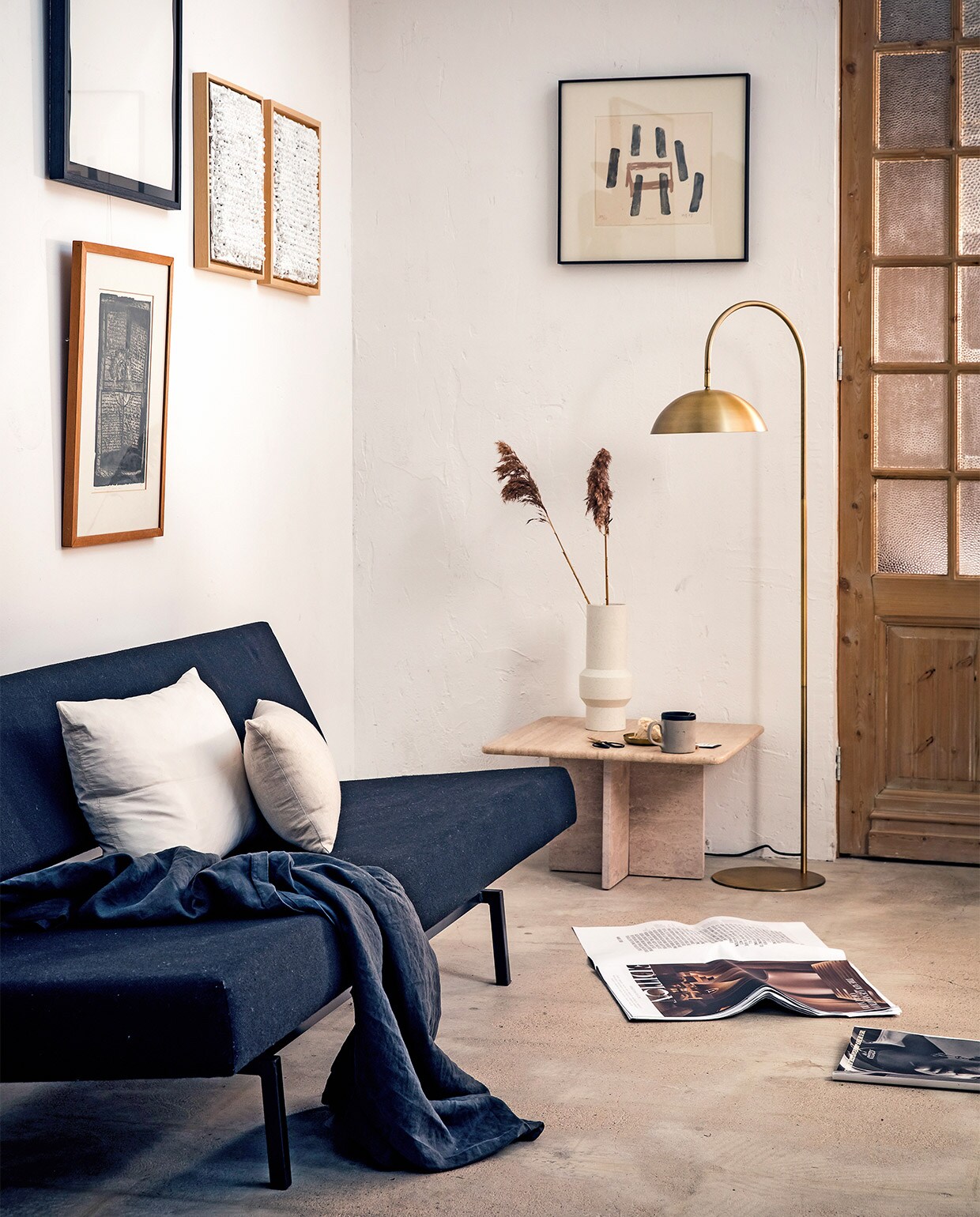 M.m.v. cocooncollectables.nl (vintage slaapbank, tafel van travertin, lijsten), hkliving.nl (vaas), hm.com (zwart laken, wit groot kussen), bymolle.com (langwerpig linnen kussen), overig privébezit.
