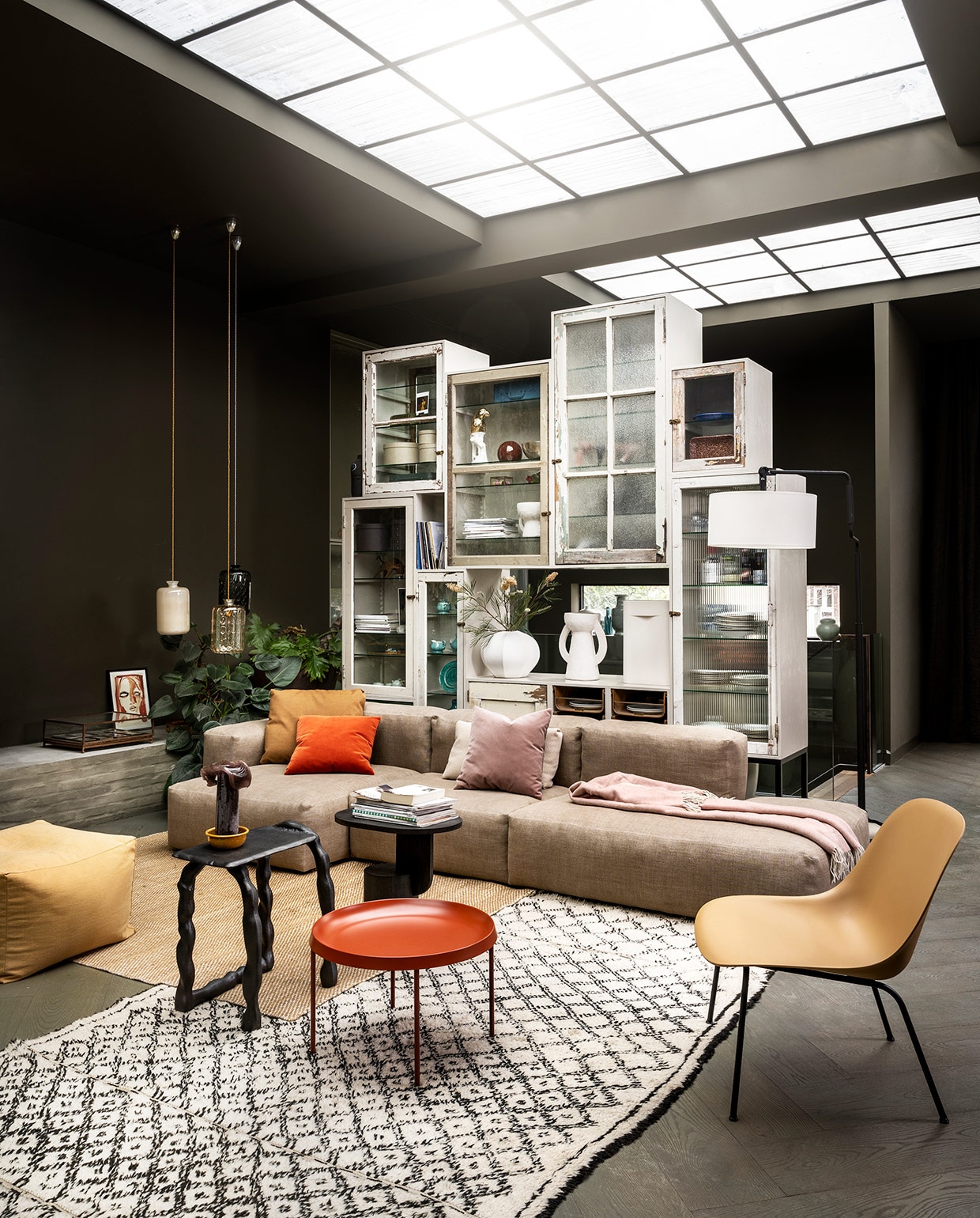 3-zitsbank met chaise longue Mags van Hay in linnen, 348×135,5×67 cm (bxdxh), okergele fauteuil Fiber Lounge Chair van Muuto, rode bijzettafel met losse tray van Hay, mosterdgele poef van Hay, gele kelim van Hay, 170×240 cm, lamp Swivel Floor van Functionals, kussens (eijerkamp). Houten bijzettafel met rond blad Insert van Ferm Living, gele emaillen onderzetter bij kaars van Hay, gerecycled wollen plaid Double Faced van Malagoon (vtwonen.be). Stalen bijzettafel van Ferm Living (misterdesign.nl). Berberkleed (rozenkelim). Kast van Piet Hein Eek, prijs op aanvraag (pietheineek.nl). Kunstwerk Red portrait van LouLou Avenue (papercollective.com). In de kast: dozen, set van 3 (ikea), keramieken object Papegaai van Pols Potten, rode vaas van Serax, gouden schaal van Urban Nature Culture, blauwe kunststof koffer van Hachiman, bruine gespikkelde emaillen schaal van Hay, blauwe emaillen schaal van Hay (vtwonen.be), in open deel v.l.n.r. vaas van Urban Nature Culture, papier-maché vaas van Serax, vaas van Muuto (eijerkamp). Soortgelijke muurverf Full Stone, prijs op aanvraag (flexa.nl). Overig privébezit.