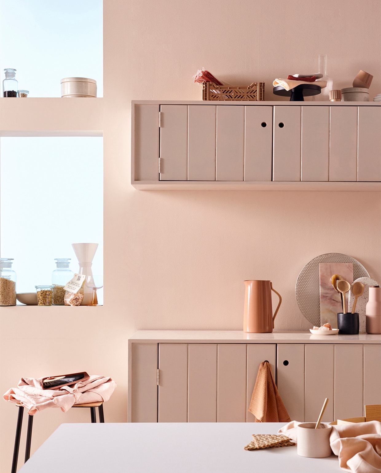 Verf op wand en keuken Poeder van HistorOne, per liter vanaf € 30,95 (deruverfenbehang.nl). Parket visgraat eiken wit geolied van vtwonen, breedte plank 15 cm, per m² € 69,95 (karwei). Keuken prijs op aanvraag (com-anders.nl). Glazen apothekerspotten vanaf € 5,95, weckpotten, vanaf € 2,50, zakje zout met chilipeper € 2,50, chili pasta € 4,95 (dille-kamille.nl). Zandkleurige schaal € 7,99, koffiepot € 19,99, roze theedoek € 9,- (hm.com). Wijnglas op roze voet € 8,25 (hkliving.nl). Voorraadpot van keramiek met deksel klein € 15,95, groot € 18,95, roze espressokopje € 3,75, wit ovaal dienblad € 21,- (loods5.nl). Kruk met leren zitting € 300,-, roze beker met ronde onderkant € 38,-, zachtroze kopje van keramiek € 19,-, houten lepel € 4,- (restored.nl). Rode stoffer en blik € 34,95, minikrat € 8,95, aanrechtdoekjes set van drie € 14,95, roze kan met houten handvat € 74,95, zoutkristallen € 14,-, roze peper- en zoutmolen per set € 69,95, rond wit dienblad € 49,-, oranje vaatdoek, set van drie € 14,95 (klevering.nl). Roze linnen tafellaken € 144,50, zachtroze bord € 27,90, roze marmeren dienblad € 24,90, houten pollepels per stuk € 12,- (letoile.store). Glazen karaf € 34,- (loods.nl/design). Zwarte houten etagère € 79,95 (paviljoennoord.com). Blond houten dienblad € 135,- (coosdewitwonen.nl). Overig privébezit.