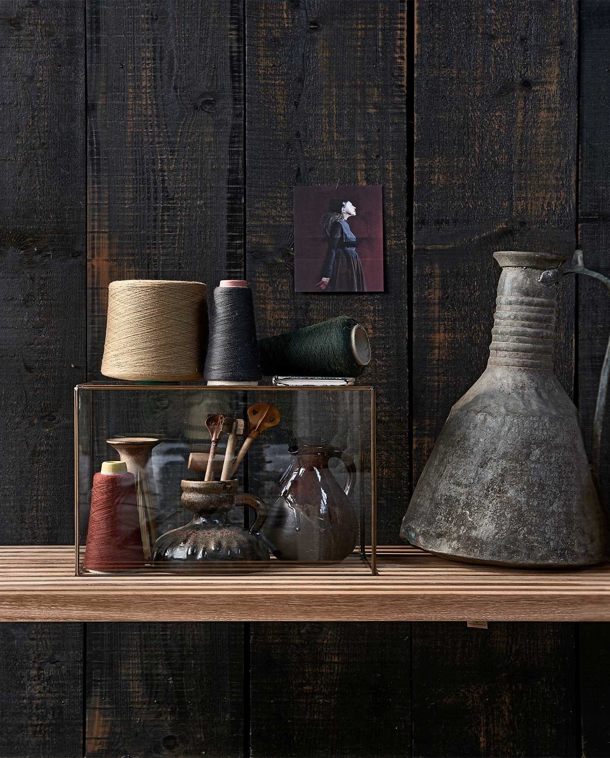 Industriële woonkamer, , Rechthoekige glazen stolp L, 40x20x32 cm € 119,-, lattenbank, 45x160x43 cm (hxbxd) € 625,- (hkliving.nl). Klossen, per stuk € 6,-, vaasjes vanaf € 17,50, hoge zinken kan € 175,-, divers keukengerei vanaf € 5,- (neeflouis.nl).