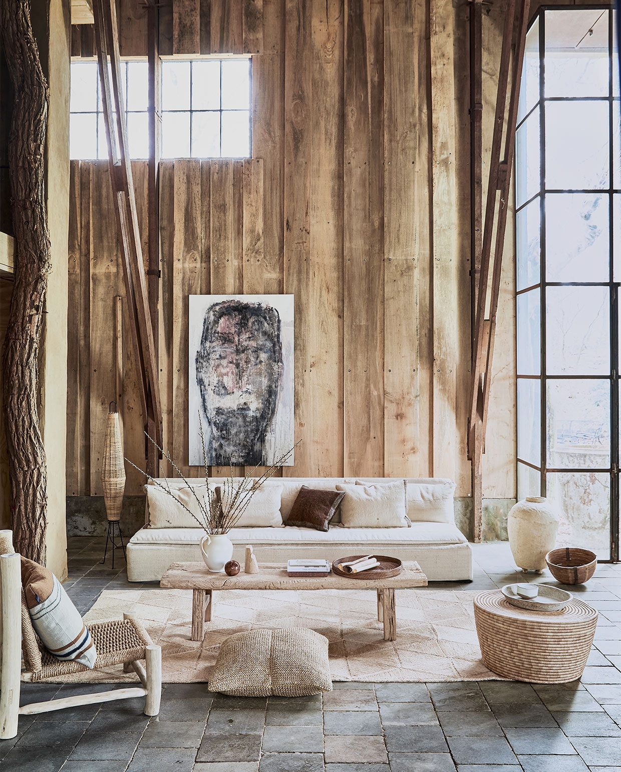 Landelijke woonkamer , , Ovale bijzettafel Cone van palmbladeren, 40×70 cm (hxØ) € 430,-, rotan vloerlamp Naasha € 580,-, stoel van sisaltouw en hout, 90x76x80 cm (hxbxd) € 485,-, salontafel van olmhout, 180x66x40 cm (lxbxh) € 1250,-, juten mat Sunda, 318×200 cm € 1199,-, vintage papier-maché graanpot € 640,-, kussen van geknoopt sisal, 65×65 cm € 330,-, gestreept kussen, 63×63 cm € 123,-, bruine zeegras schaal € 95,- (couleur-locale.eu). Schilderij, 100×200 cm prijs op aanvraag (martvisser.nl). Bank en kussens gemaakt van vintage linnen lappen, 300×90 cm prijs op aanvraag (mvninteriors.com). Kan € 39,99 (zarahome.com). Papier-maché dienblad € 35,-, rieten mand € 40,- (weldaad.com). Marmeren object Shoulder van Cooee Design € 149,- (nordicnest.nl), kom op dienblad Merci n1 van Serax, 12,5 cm (Ø) € 15,95 (vtwonen.nl). Overig privébezit