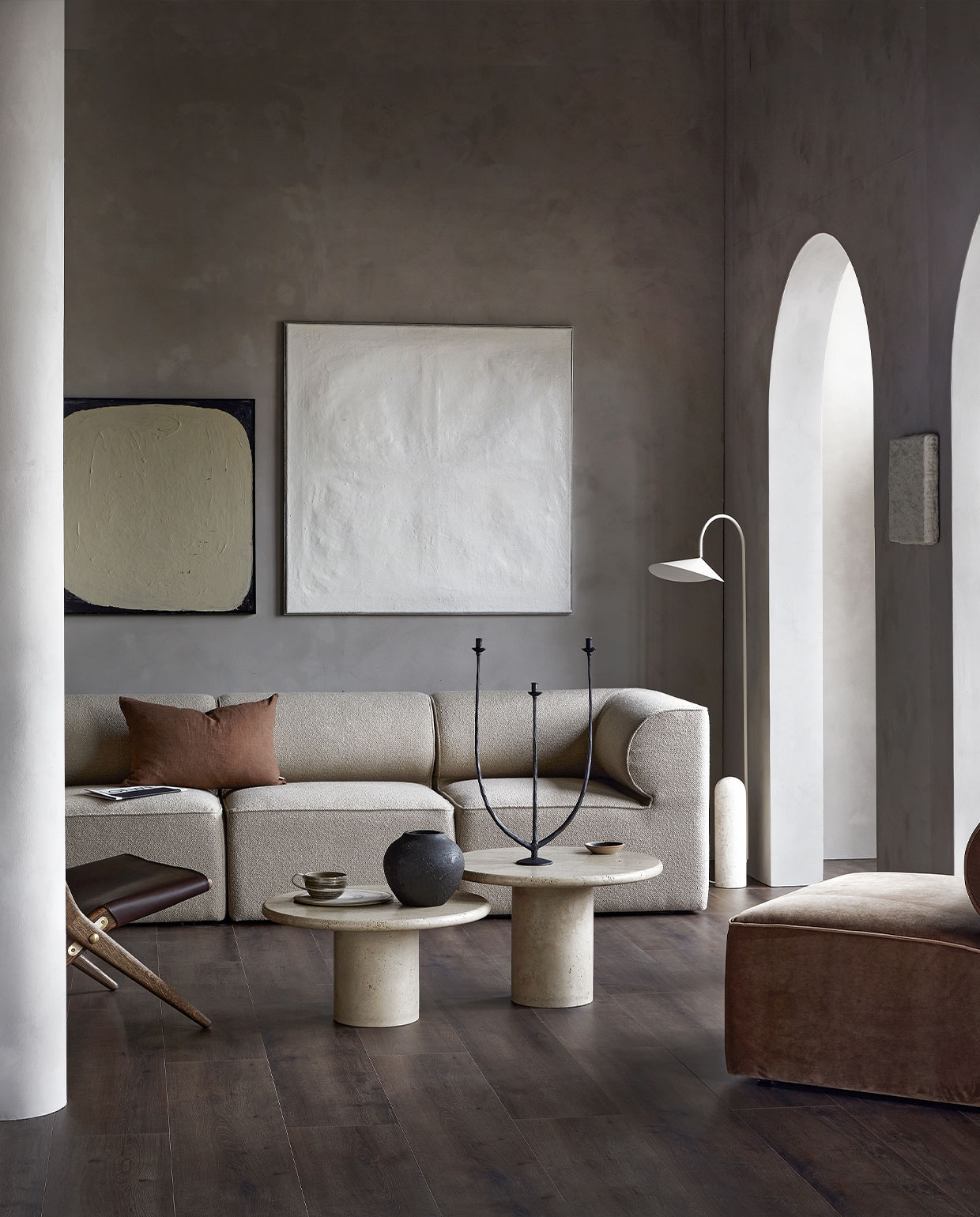 Design woonkamer , , EVC-vloer Rye, per m² € 63,99 M.m.v. pure-original.nl (muurverf Fresco in kleur Soft Taupe), loods5.nl (bank, fauteuil), vtwonen.nl (vloerlamp van Ferm Living), instagram.com/nixxvintageartdesign (schilderijen van Ans de Kruyf), designtales.nl (leren stoel), pietjonker.nl (set travertin salontafels), letoile.store (keramieken dienblad, keramieken mok, keramieken wierookhouder), zarahome.com (vaas), bymolle.com (linnen kussen in kleur Cacao), sissy-boy.nl (metalen kandelaar). Overig privébezit.
